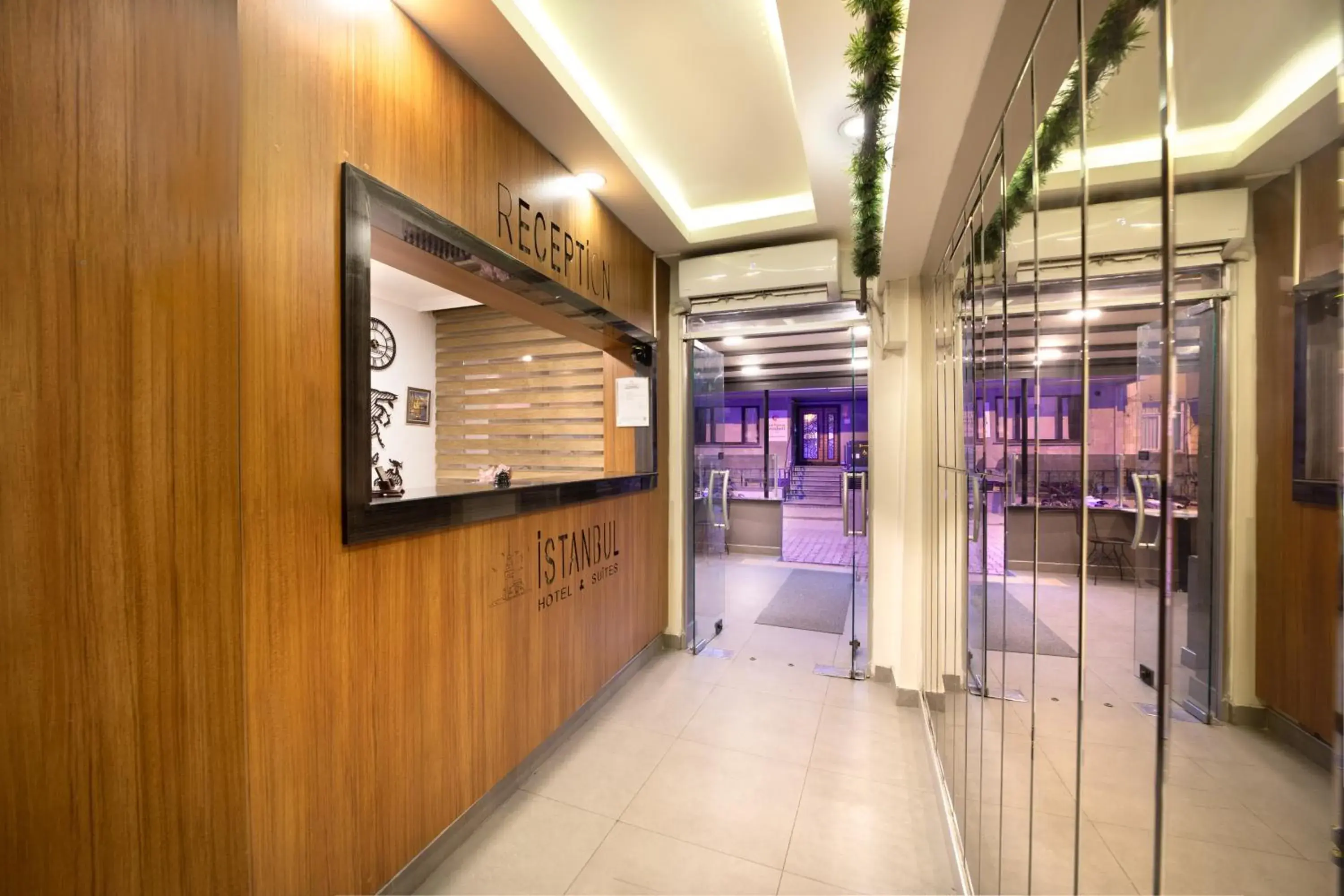 Lobby or reception in İstanbul Hotel & Suites Lobby or reception in İstanbul Hotel & Suites