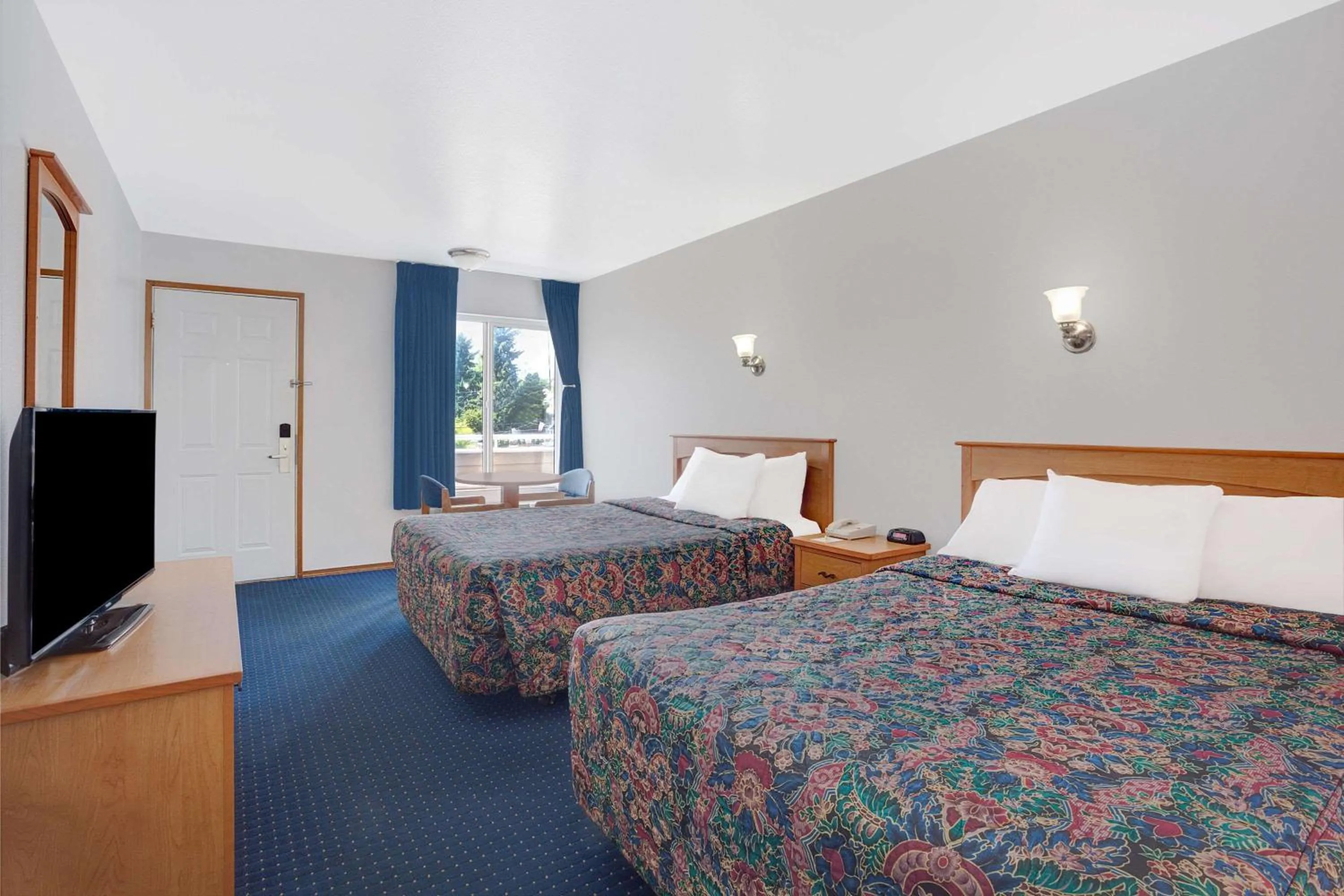 Photo of the whole room, Bed in Days Inn by Wyndham Seattle North of Downtown