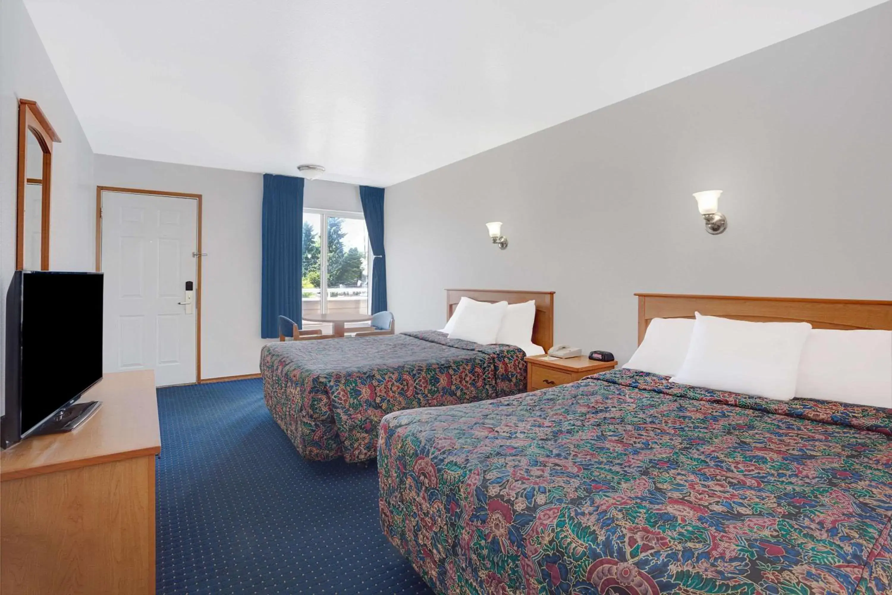 Photo of the whole room, Bed in Days Inn by Wyndham Seattle North of Downtown Photo of the whole room, Bed in Days Inn by Wyndham Seattle North of Downtown