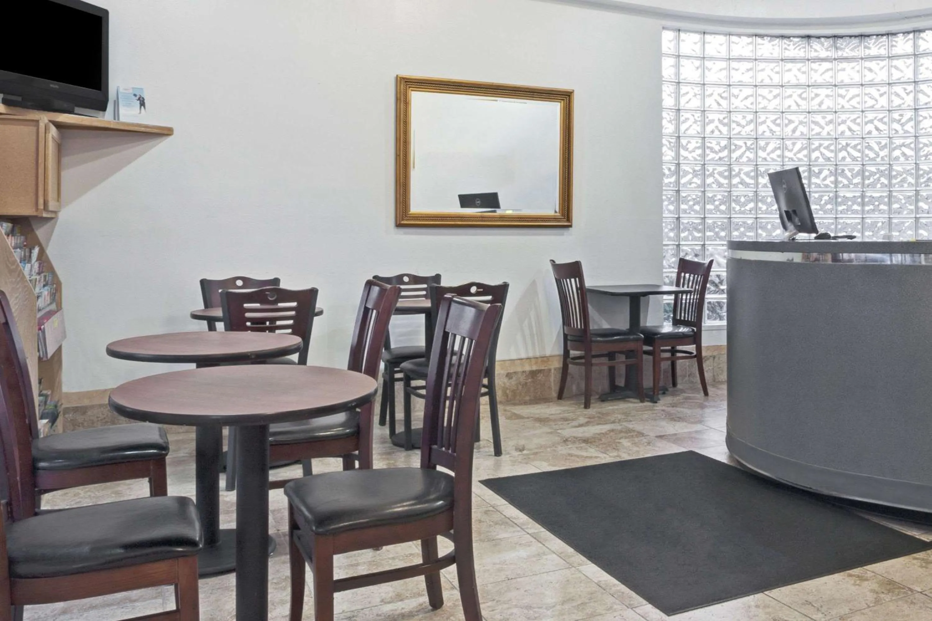 Restaurant/places to eat in Days Inn by Wyndham Seattle North of Downtown