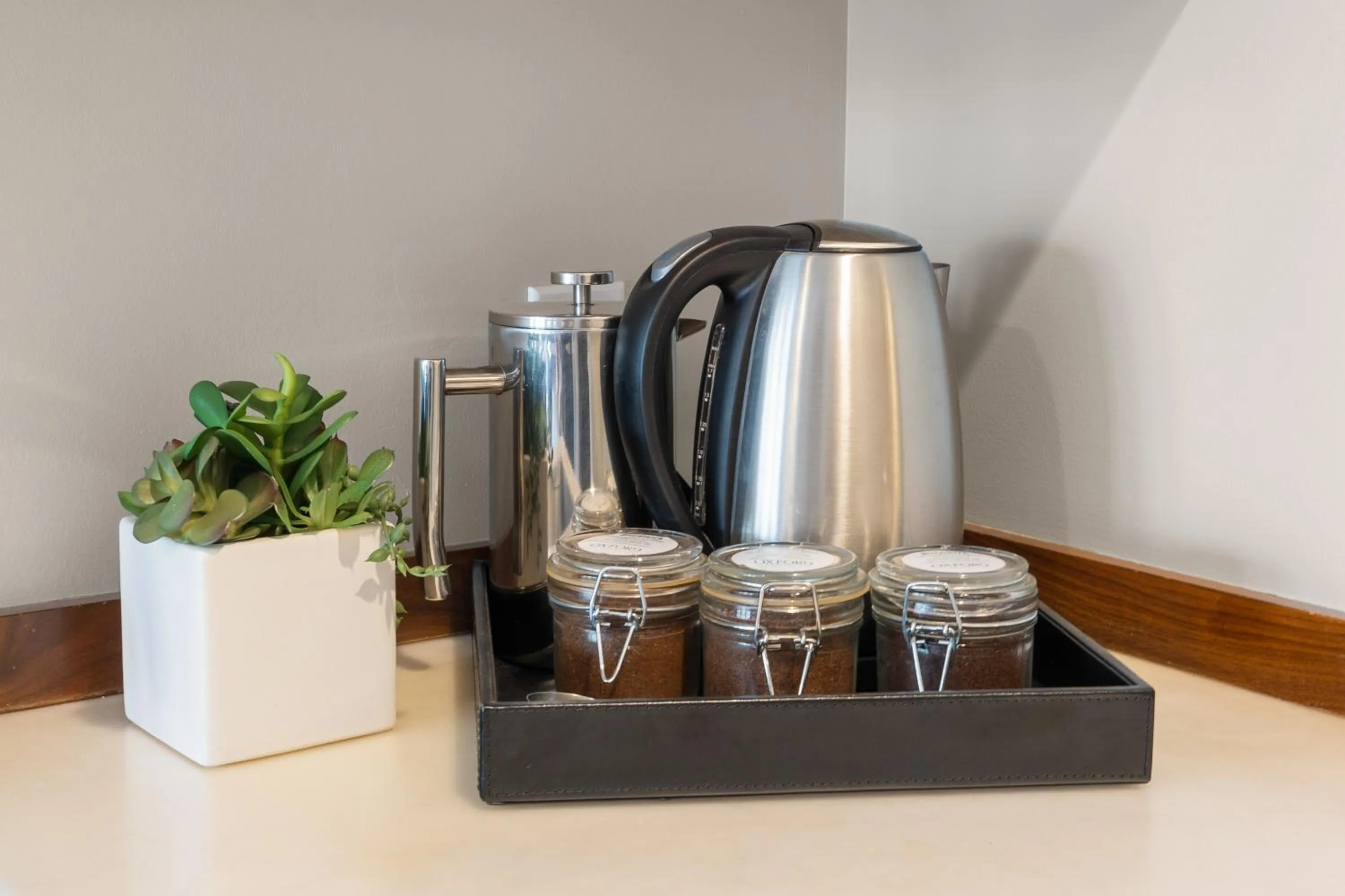Coffee/tea facilities in Oxford Hotel Bend