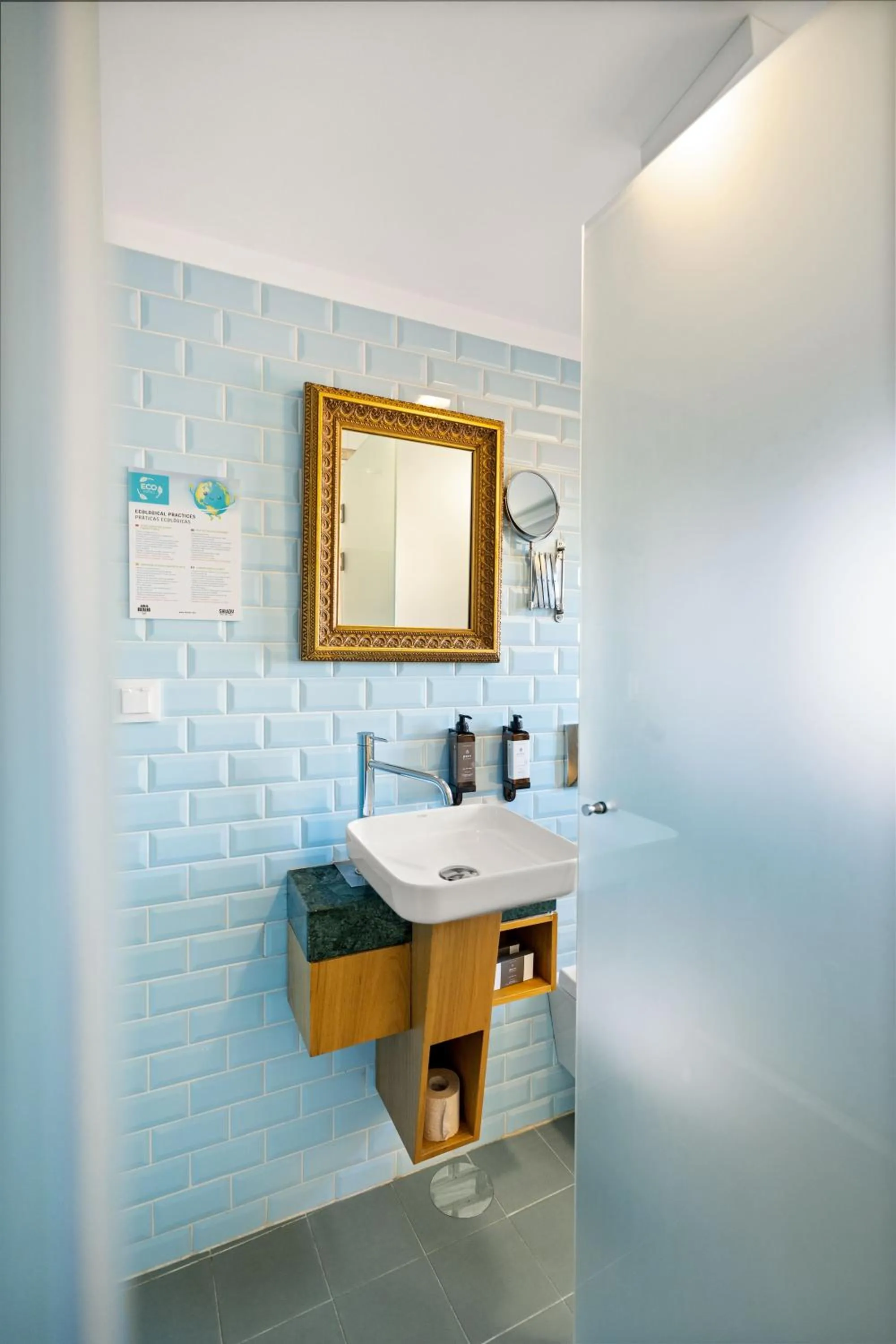 Bathroom in Jardim da Batalha Boutique Hotel by Shiadu