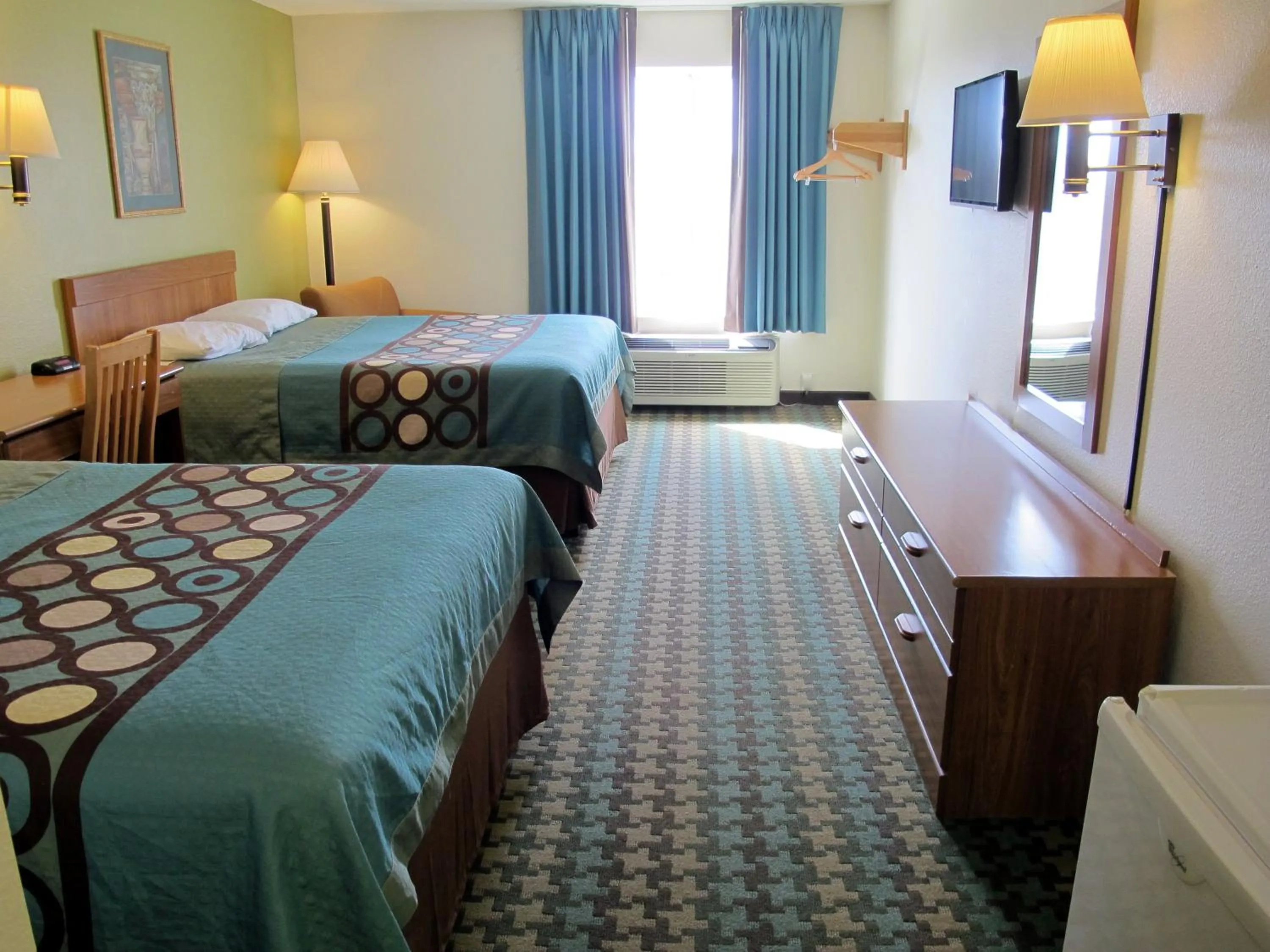 Bedroom, Bed in Super 8 by Wyndham Cloverdale IN