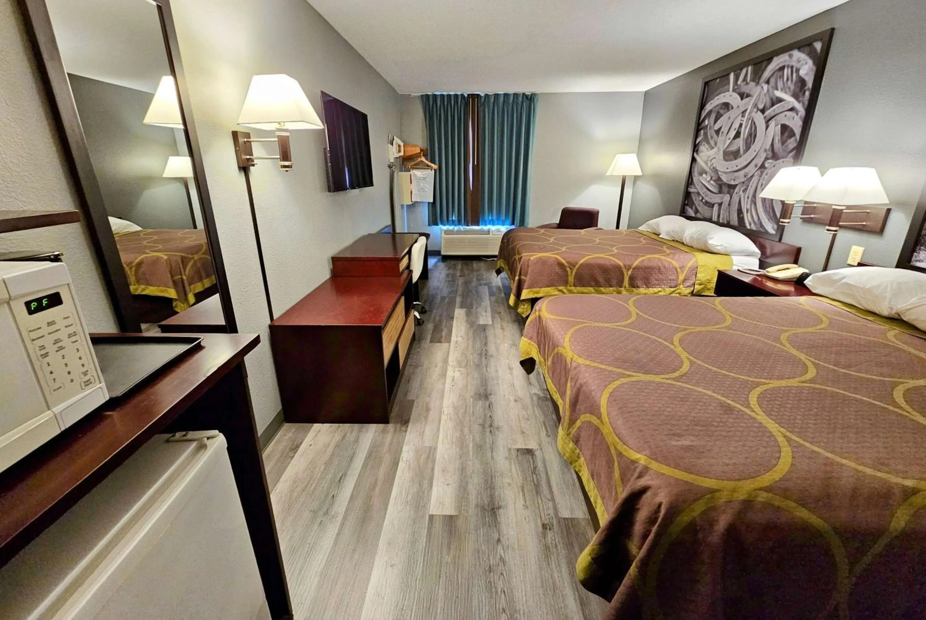 Photo of the whole room, Bed in Super 8 by Wyndham Cloverdale IN