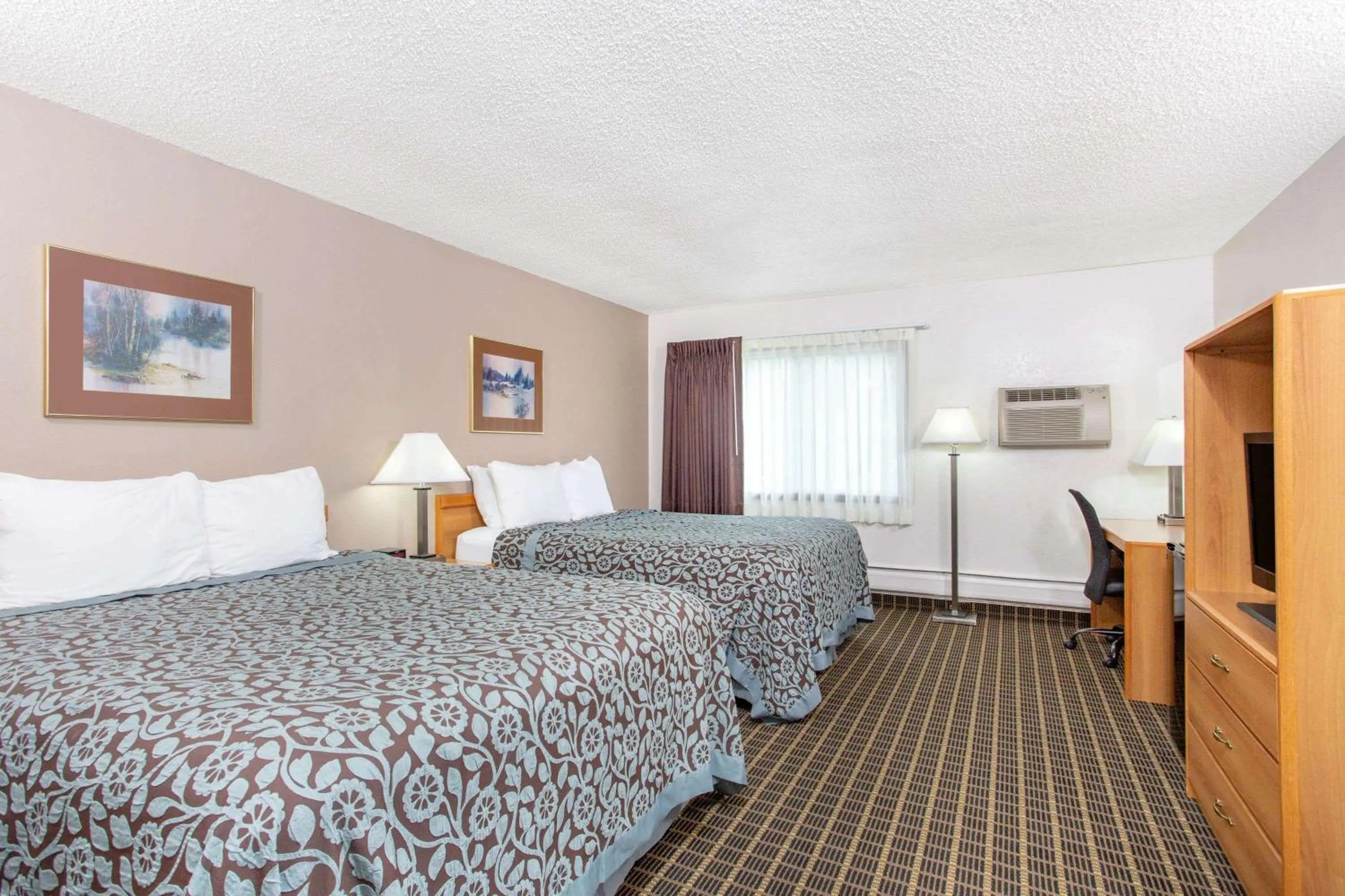 Photo of the whole room, Bed in Days Inn by Wyndham Fond du Lac