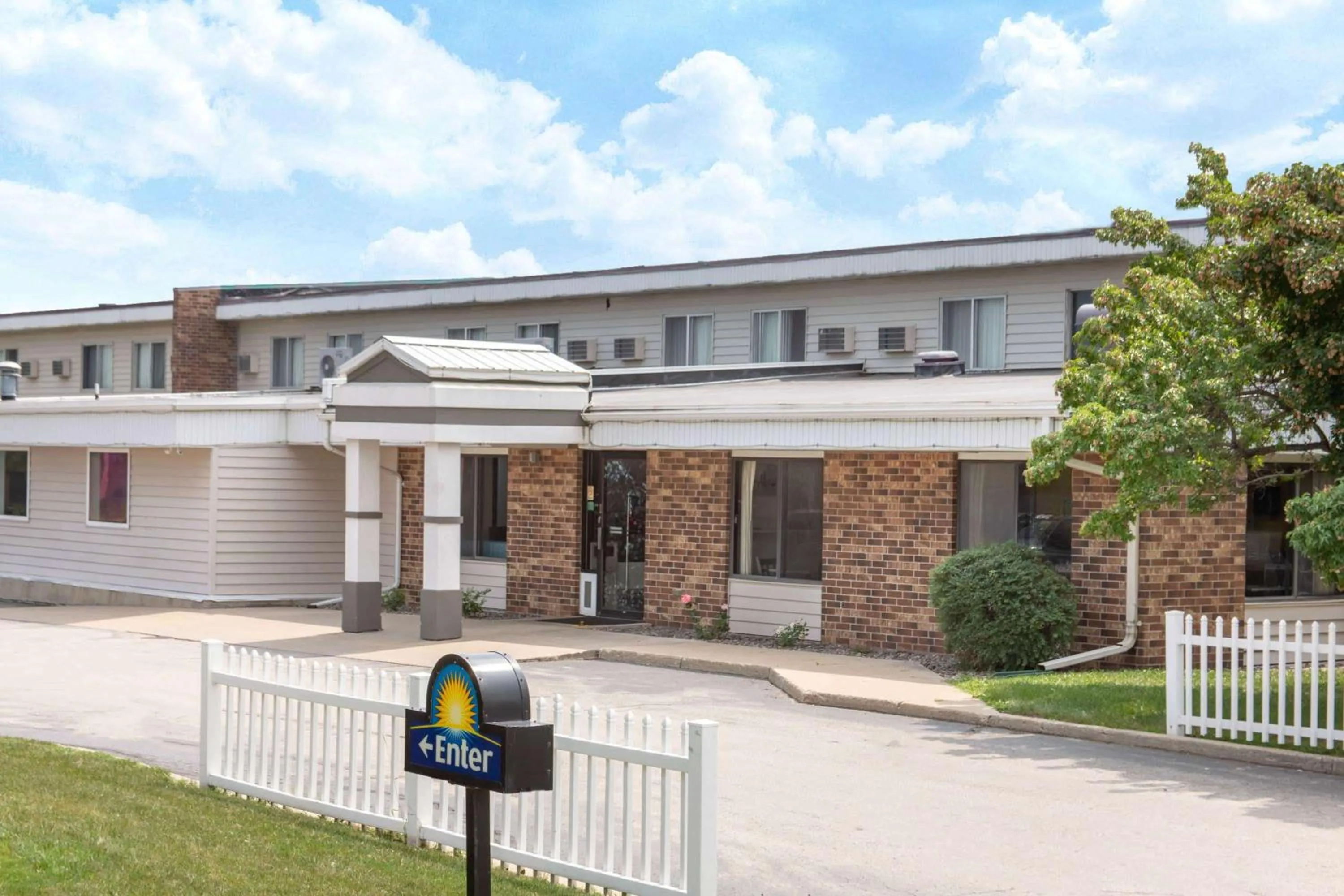 Property building in Days Inn by Wyndham Fond du Lac