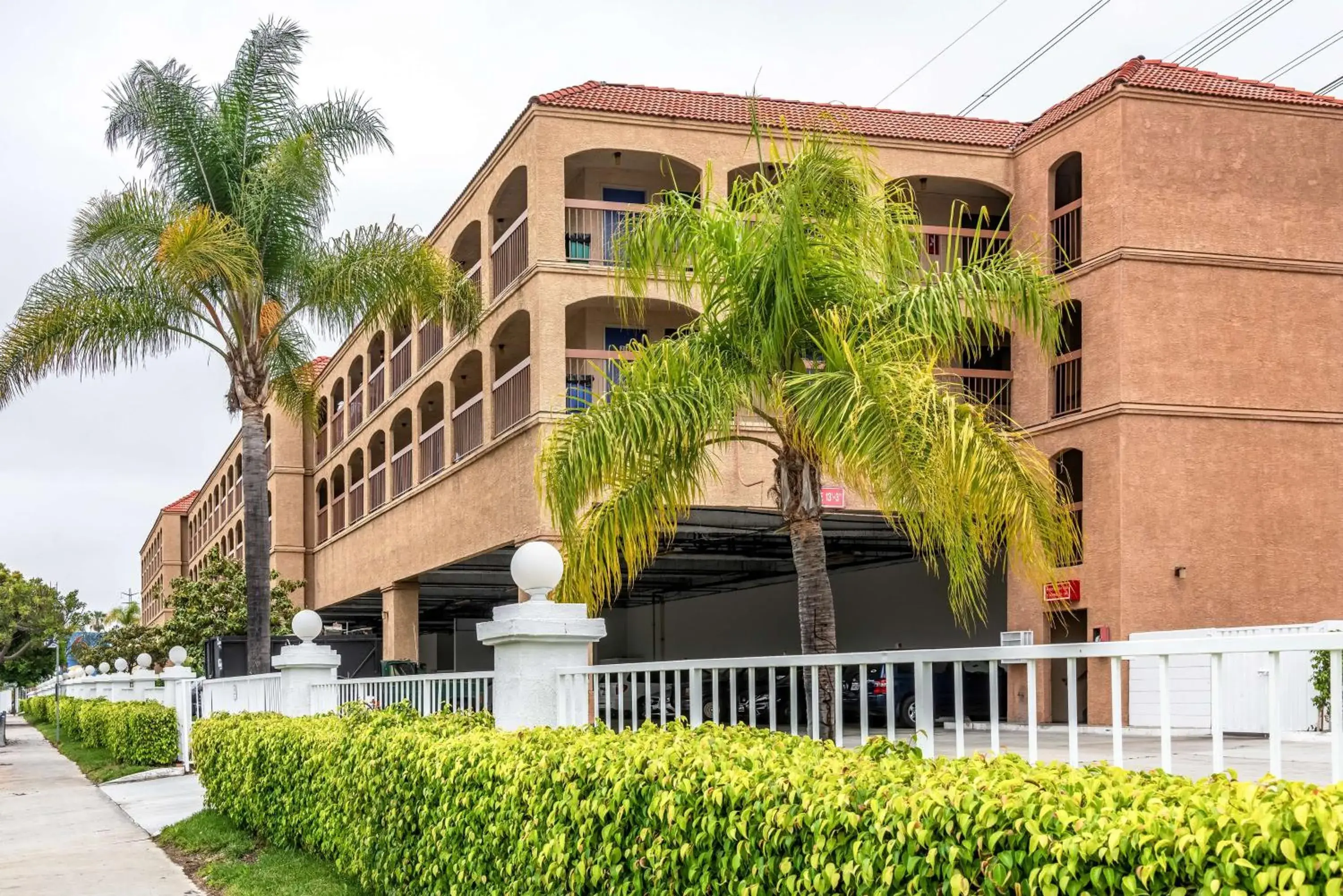 Property building in Motel 6-Gardena, CA - South Property building in Motel 6-Gardena, CA - South