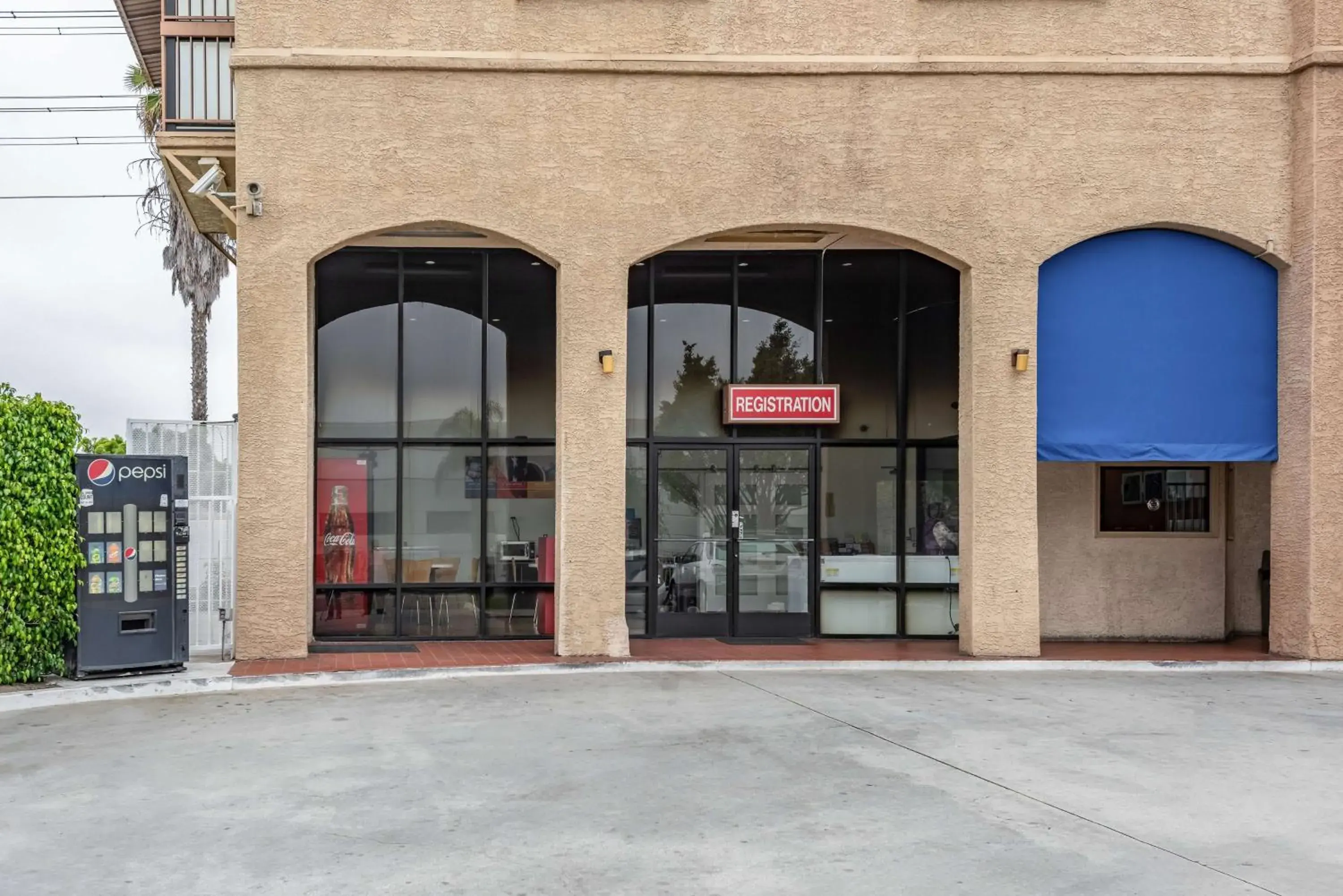 Property building in Motel 6-Gardena, CA - South Property building in Motel 6-Gardena, CA - South