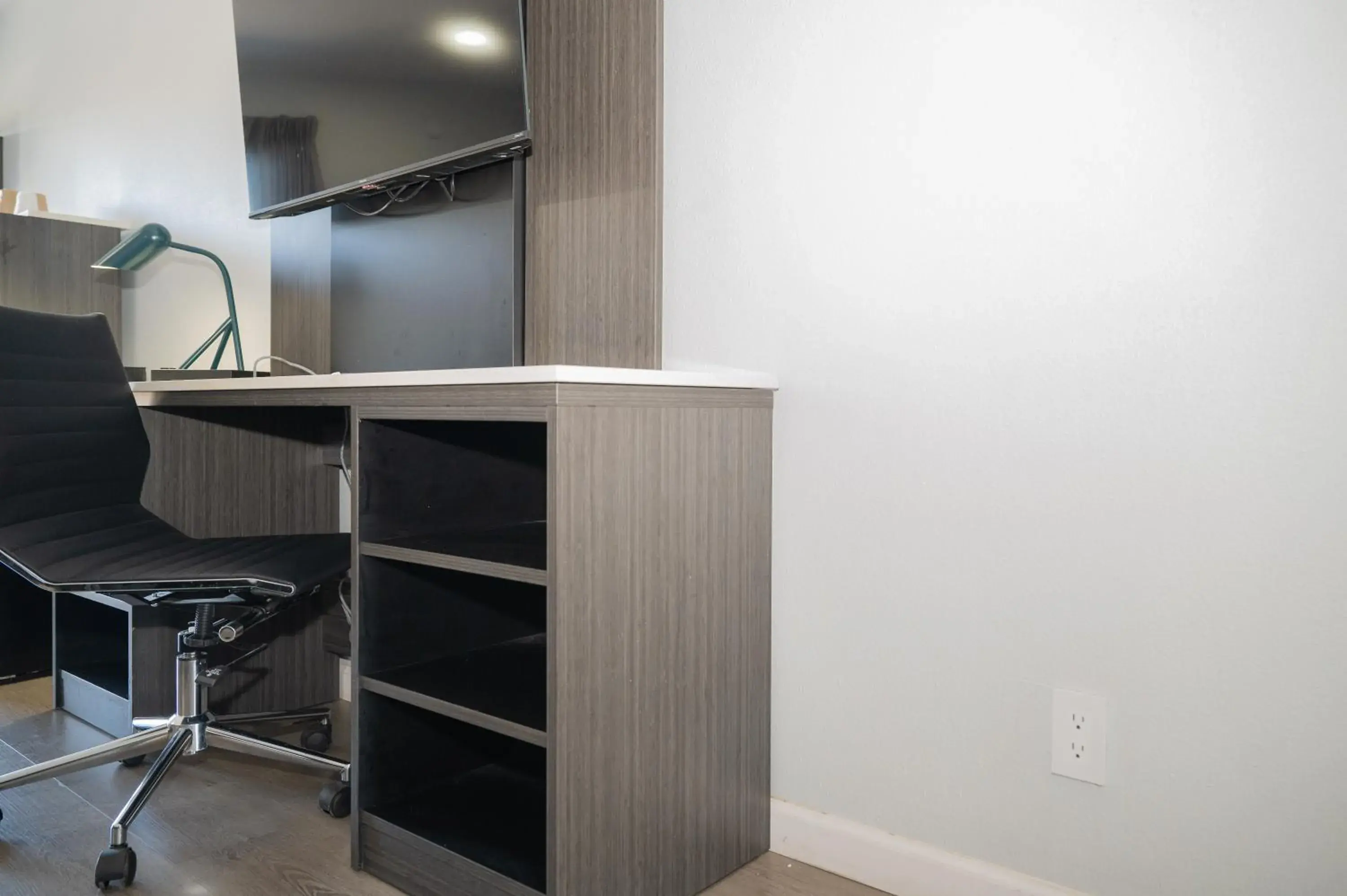 TV and multimedia in Motel 6 Soledad, CA TV and multimedia in Motel 6 Soledad, CA