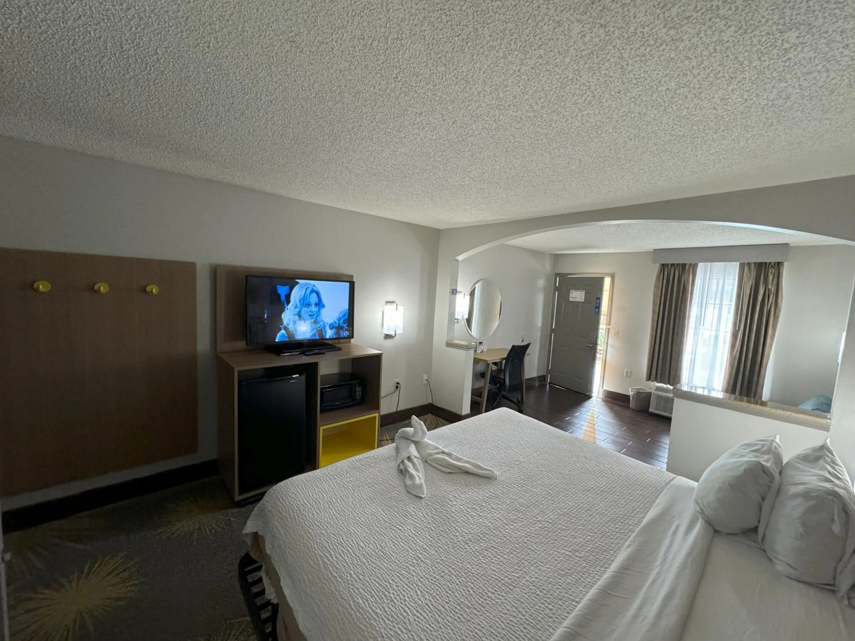 Bed in Days Inn & Suites by Wyndham Tuscaloosa - Univ. of Alabama