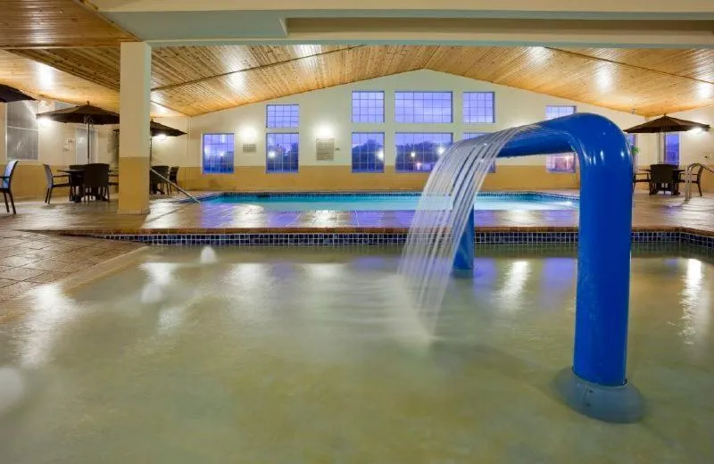 Swimming pool in GrandStay Residential Suites Hotel Faribault