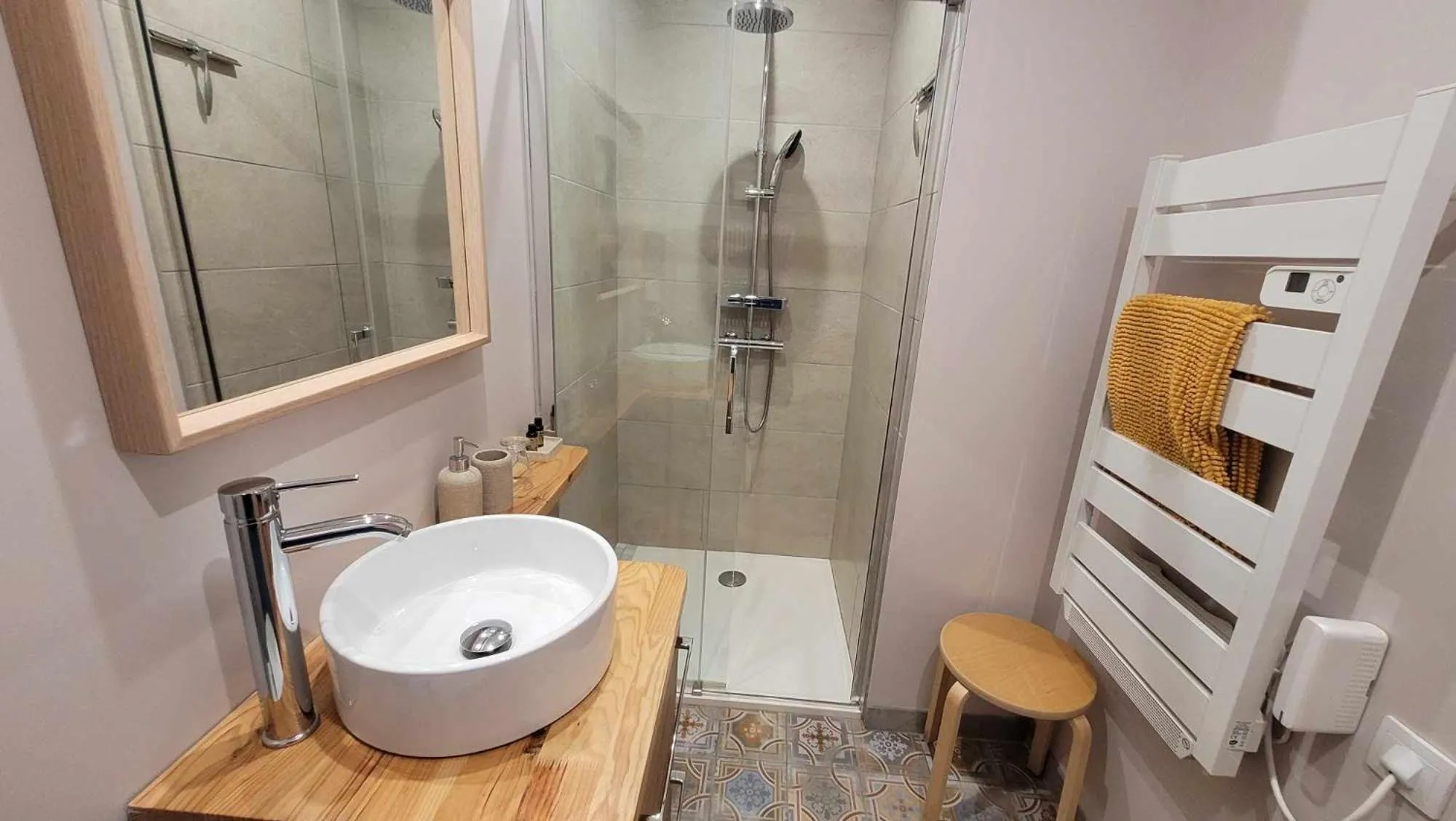 Shower in A L'OMBRE DE LA TREILLE -Proche Saint-Emilion