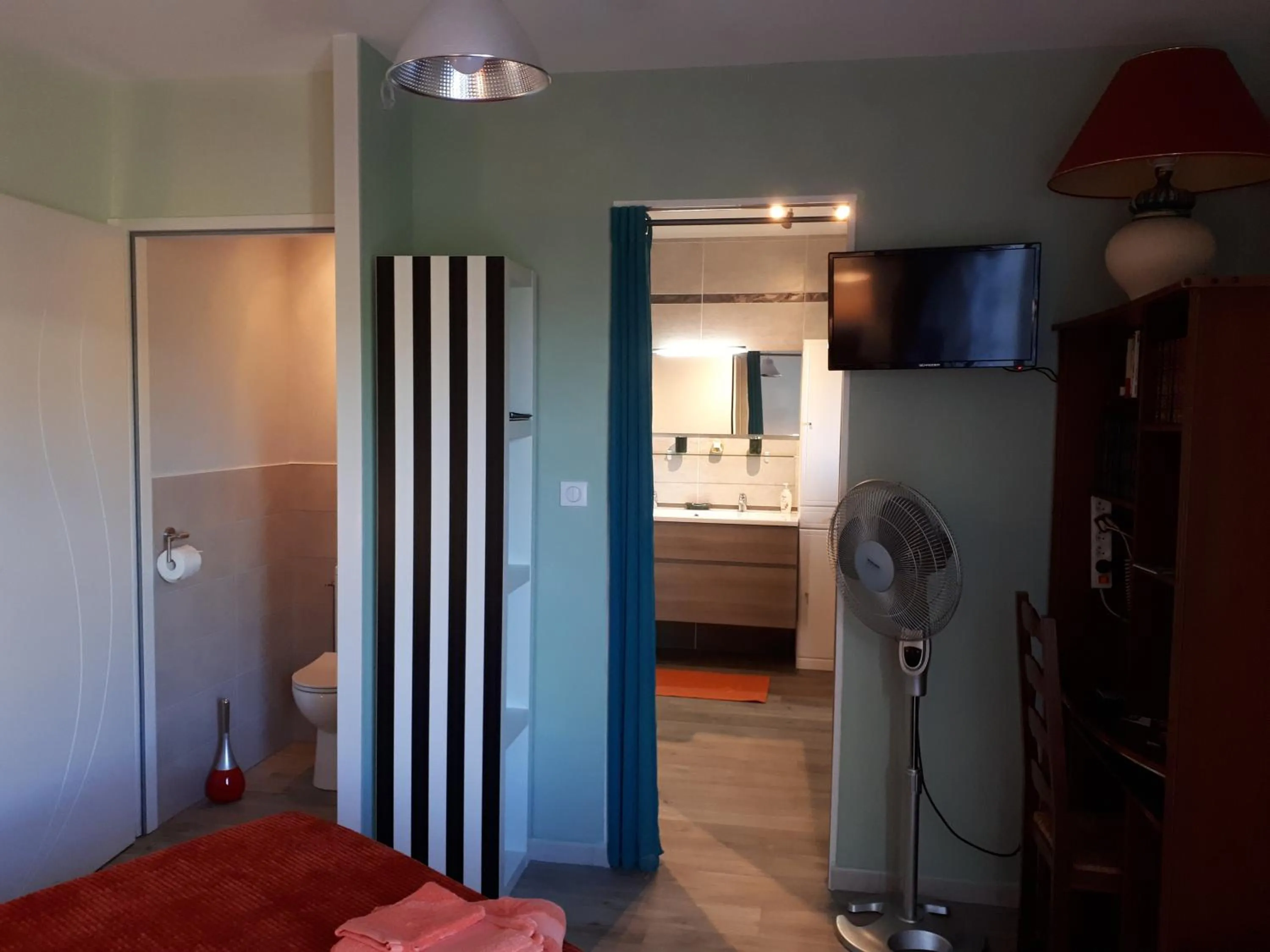 Photo of the whole room, Bed in La Chênaie