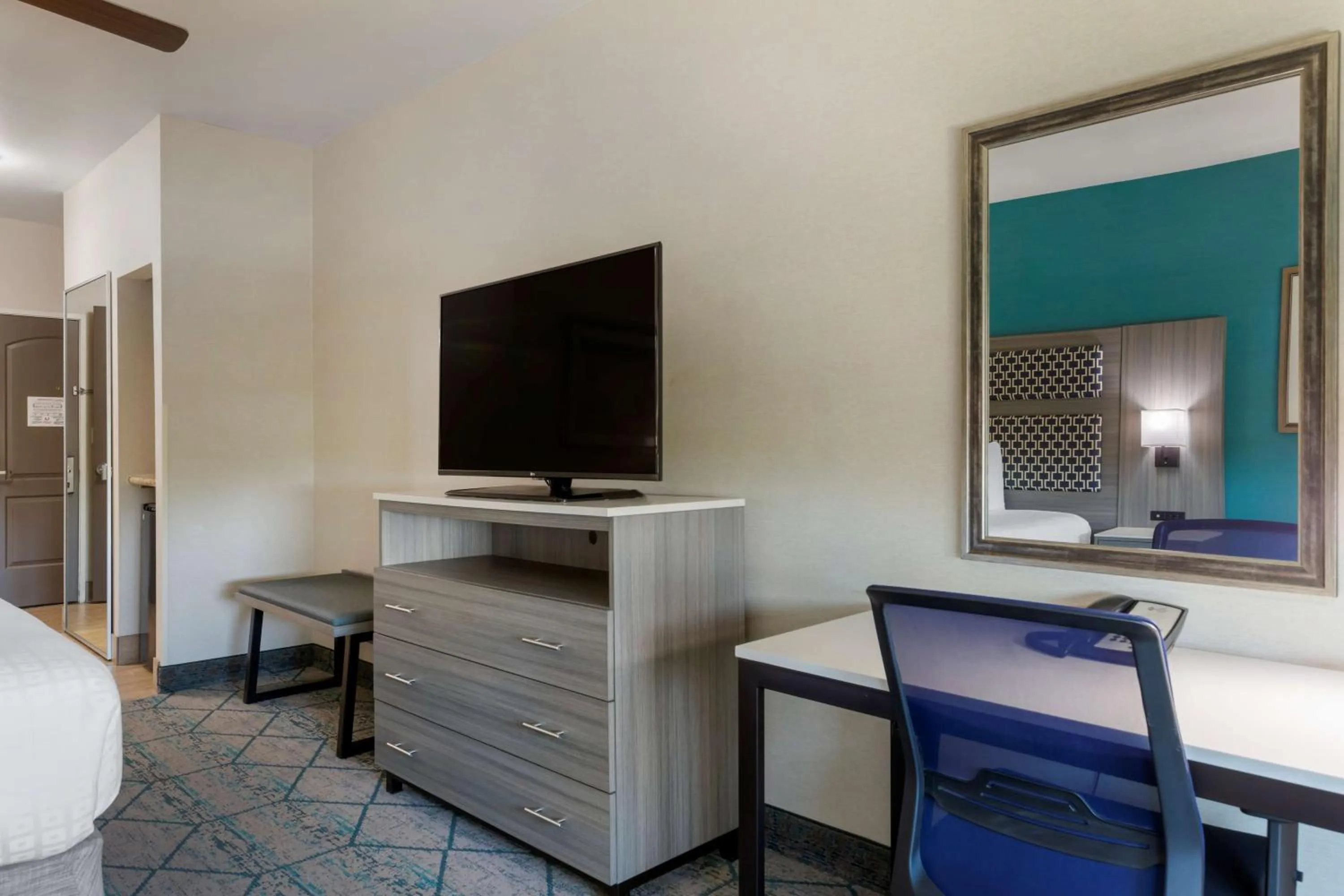 Bedroom in Best Western Plus Wasco Inn & Suites