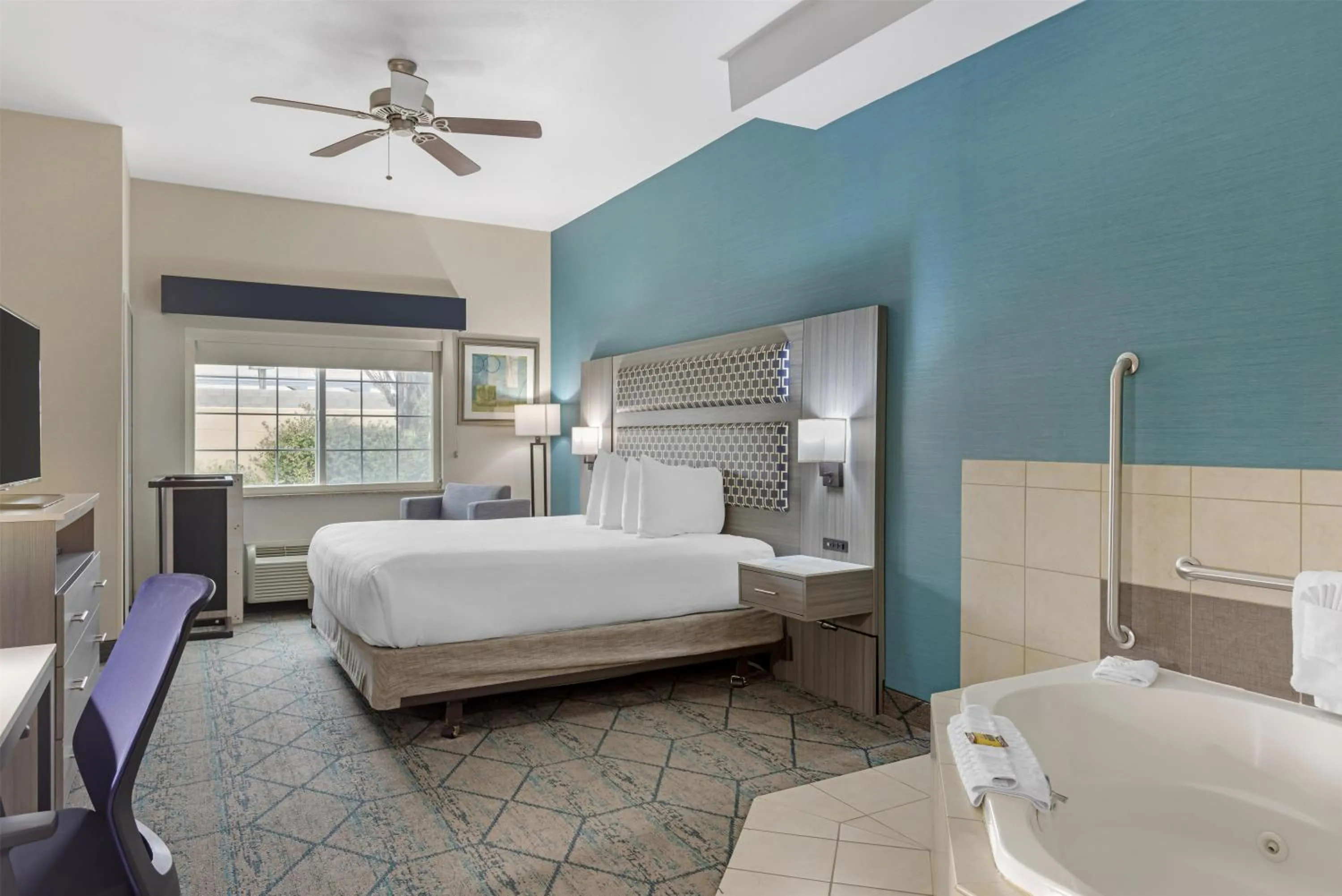 Bedroom, Bed in Best Western Plus Wasco Inn & Suites