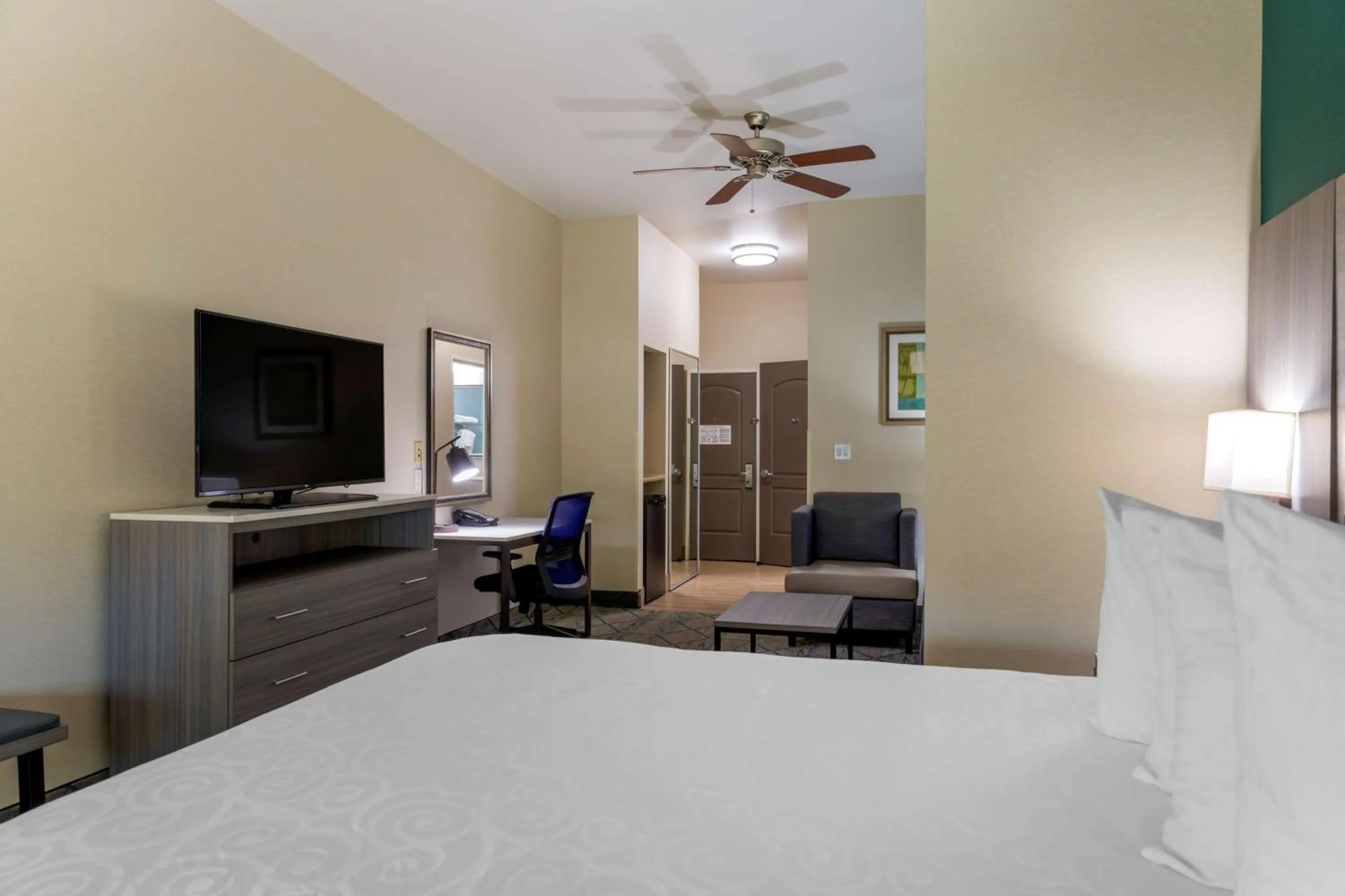 Bedroom, Bed in Best Western Plus Wasco Inn & Suites