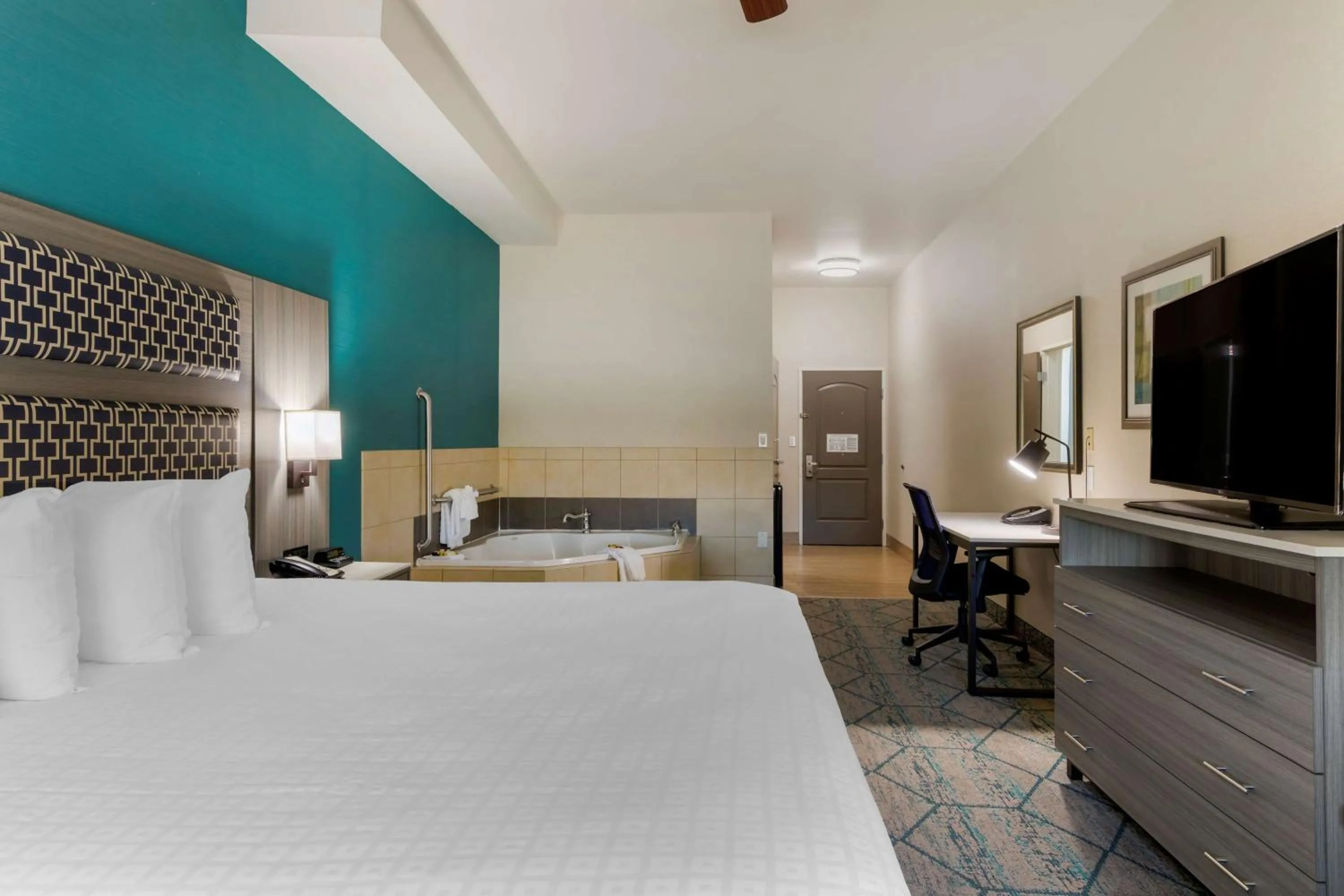 Bedroom, Bed in Best Western Plus Wasco Inn & Suites