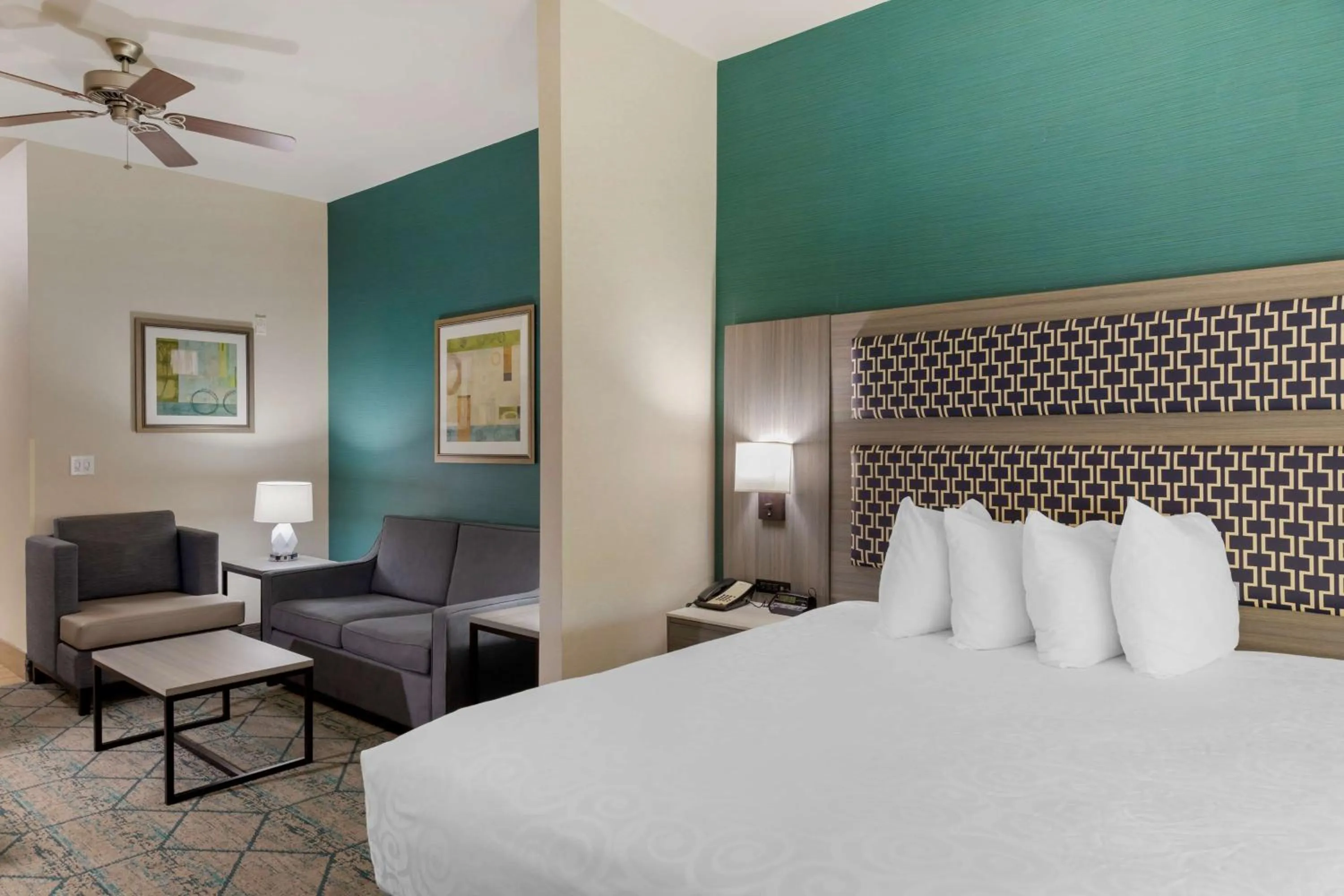 Bedroom, Bed in Best Western Plus Wasco Inn & Suites