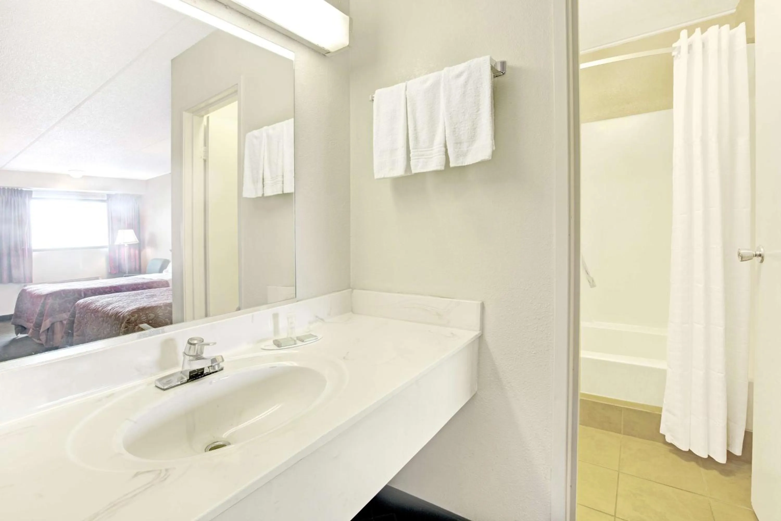 Photo of the whole room in Super 8 by Wyndham Shelby