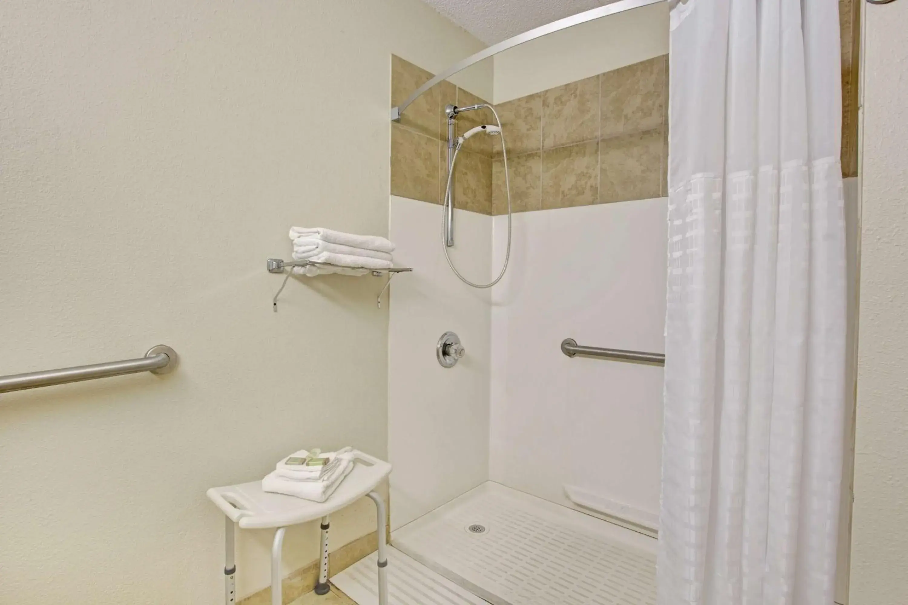 Photo of the whole room, Bathroom in Super 8 by Wyndham Shelby