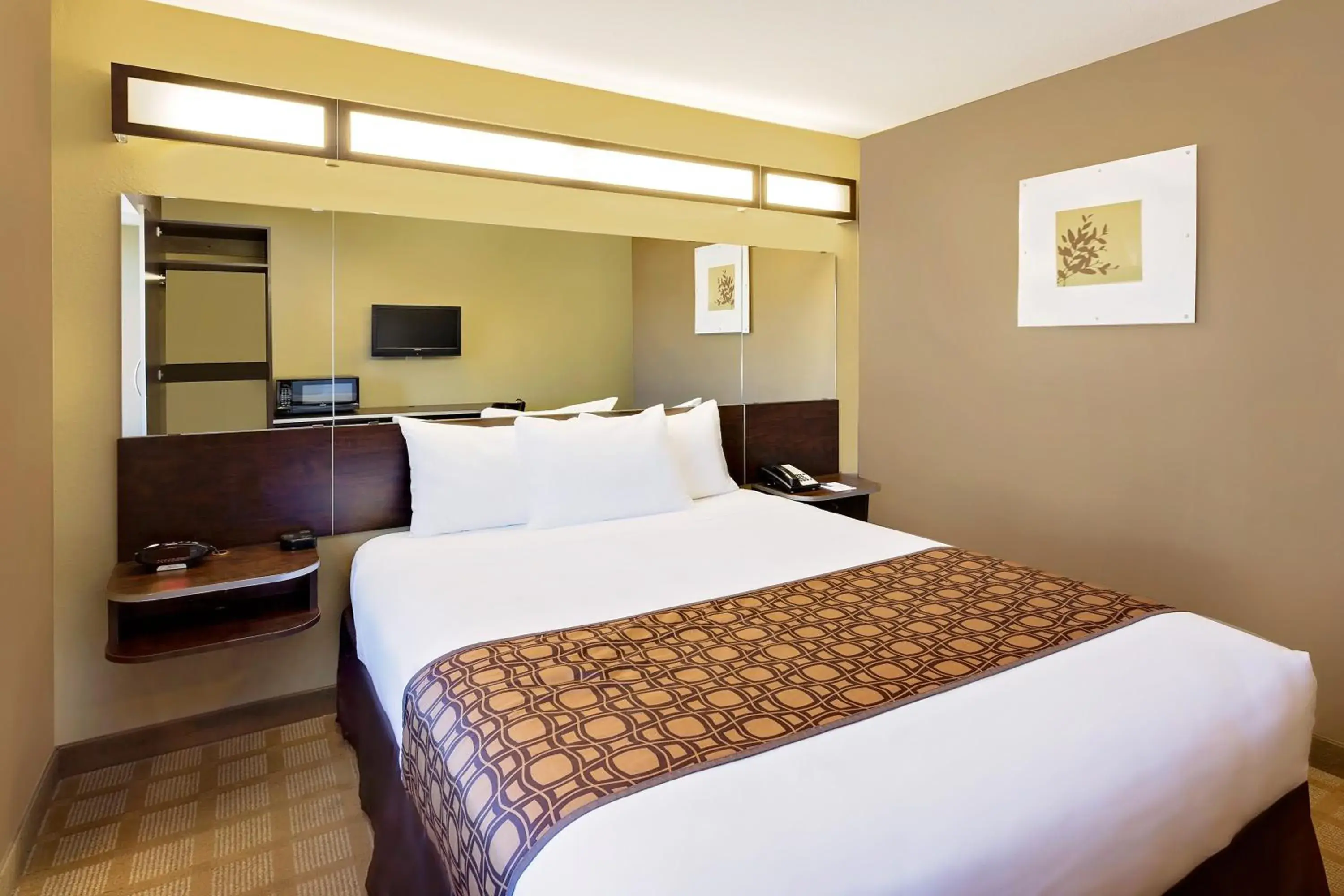 Bed in Microtel Inn & Suites by Wyndham Prairie du Chien Bed in Microtel Inn & Suites by Wyndham Prairie du Chien