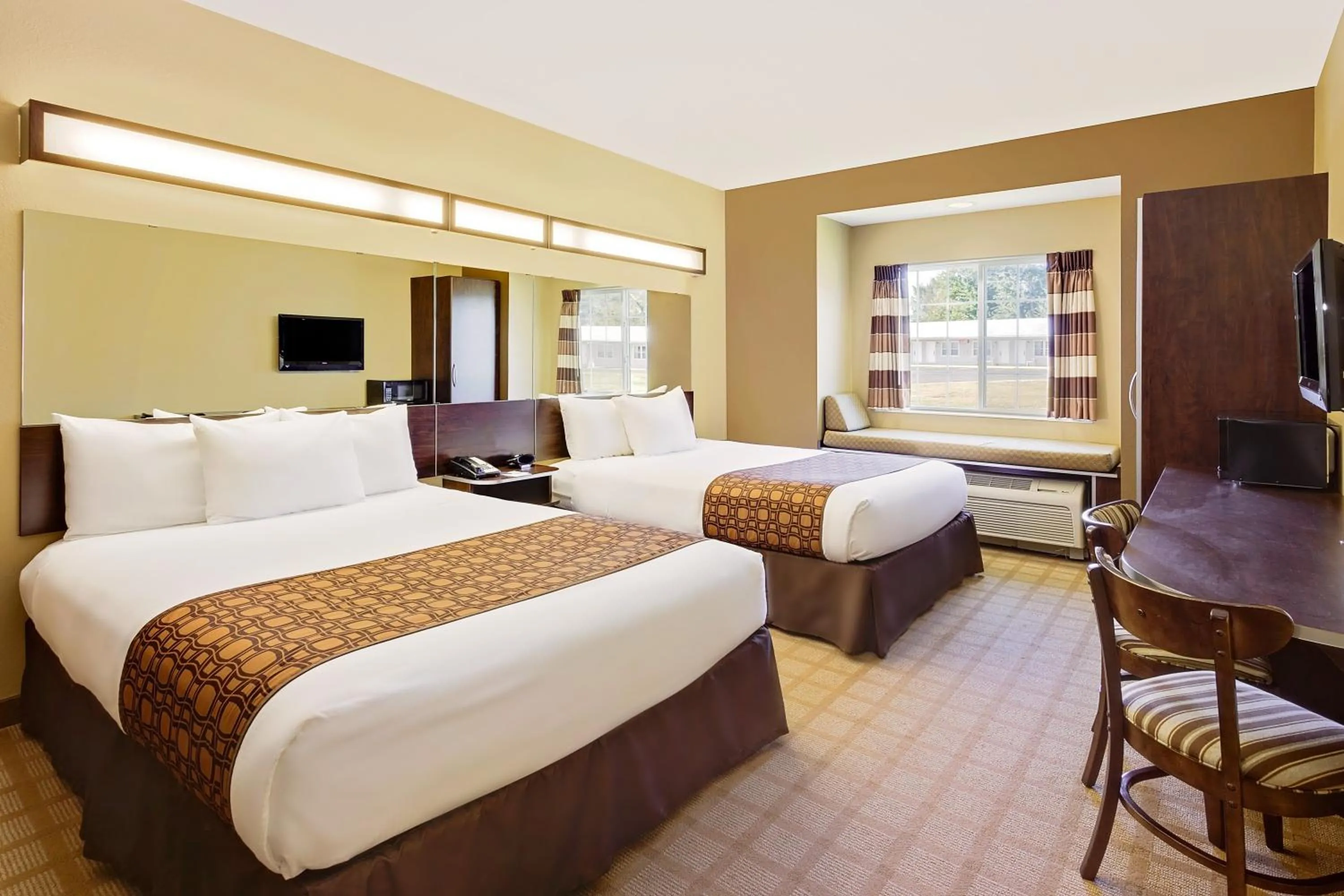 Bed in Microtel Inn & Suites by Wyndham Prairie du Chien