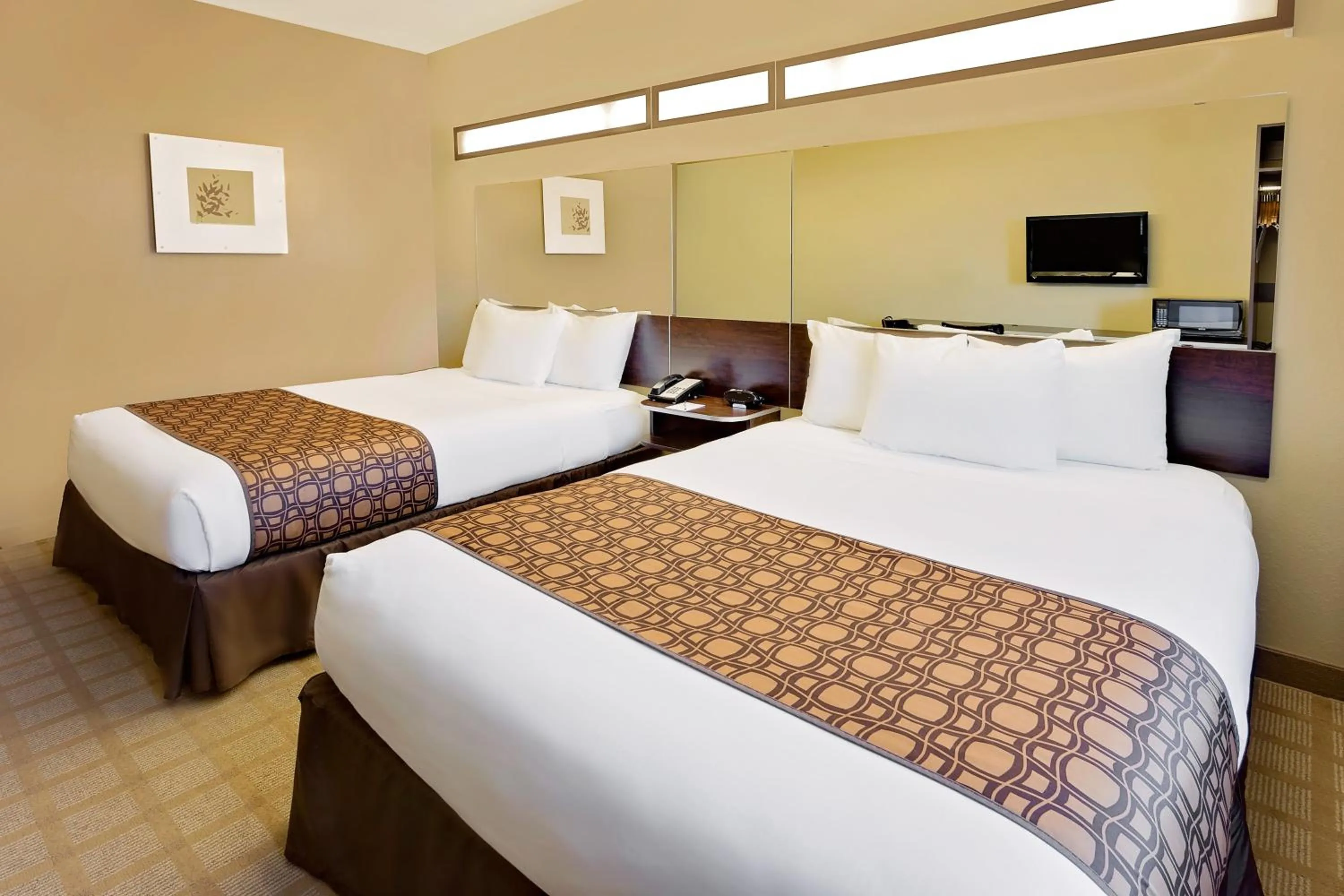 Bed in Microtel Inn & Suites by Wyndham Prairie du Chien