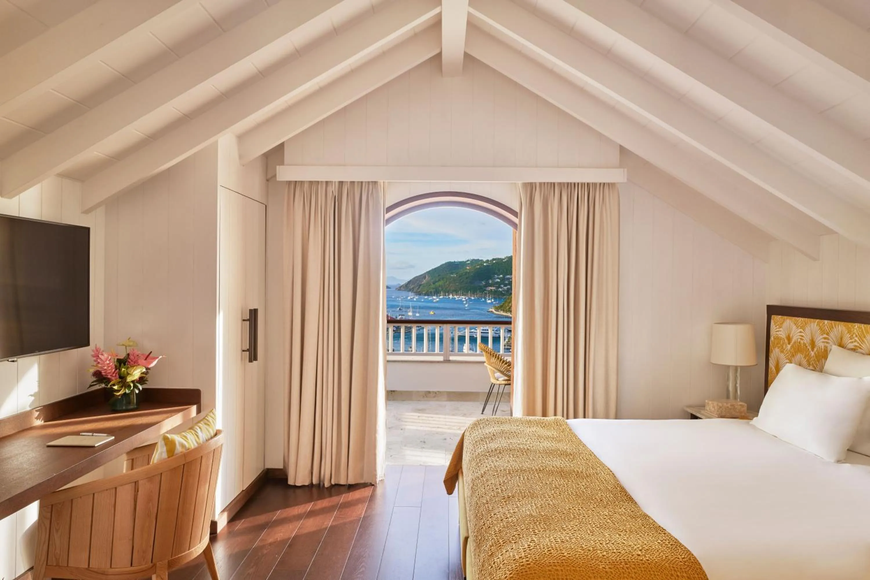 TV and multimedia, Bed in Hôtel Barrière Le Carl Gustaf St Barth