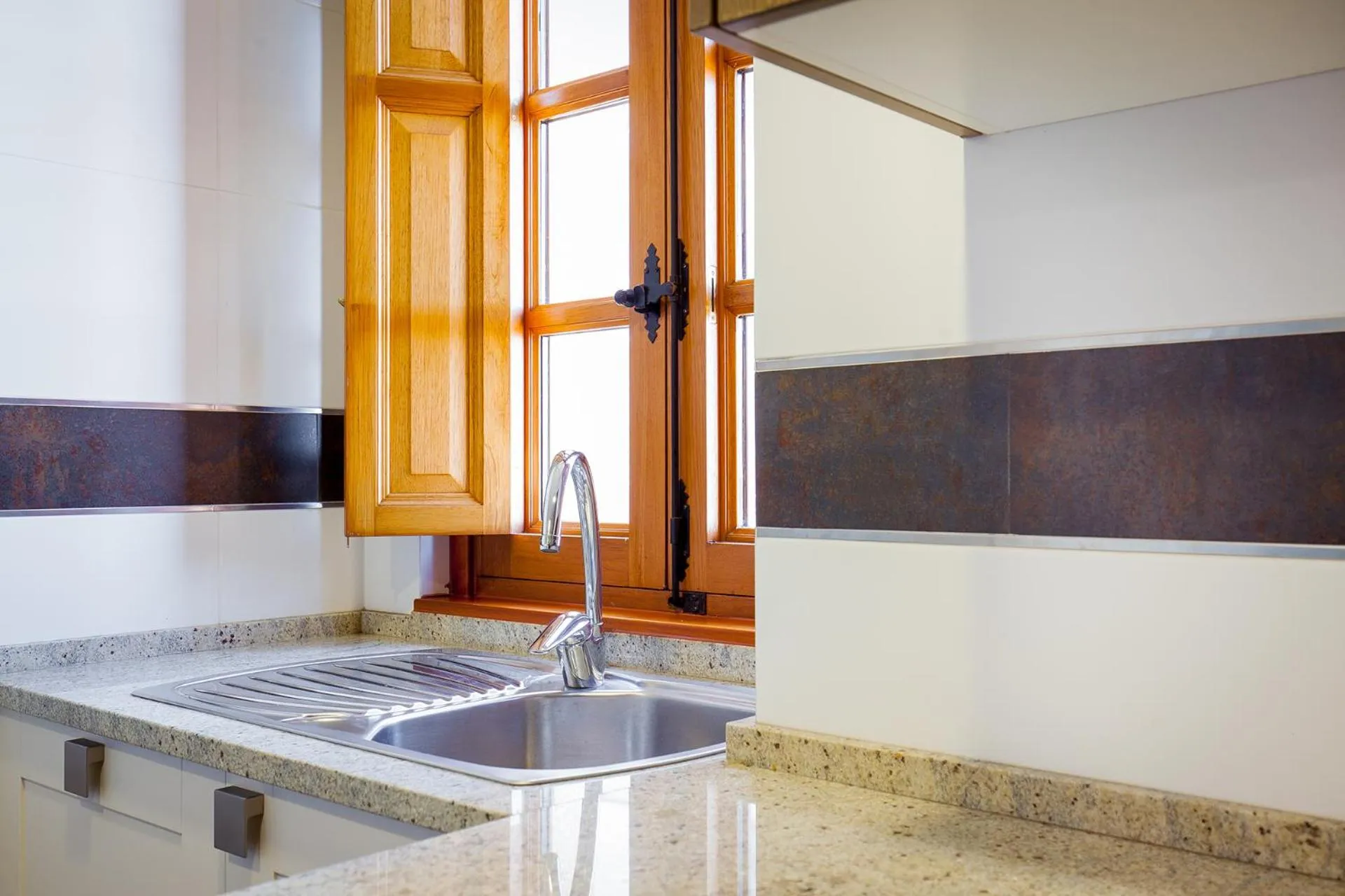 Kitchen or kitchenette in Apartamentos Villa Zoila Baiona