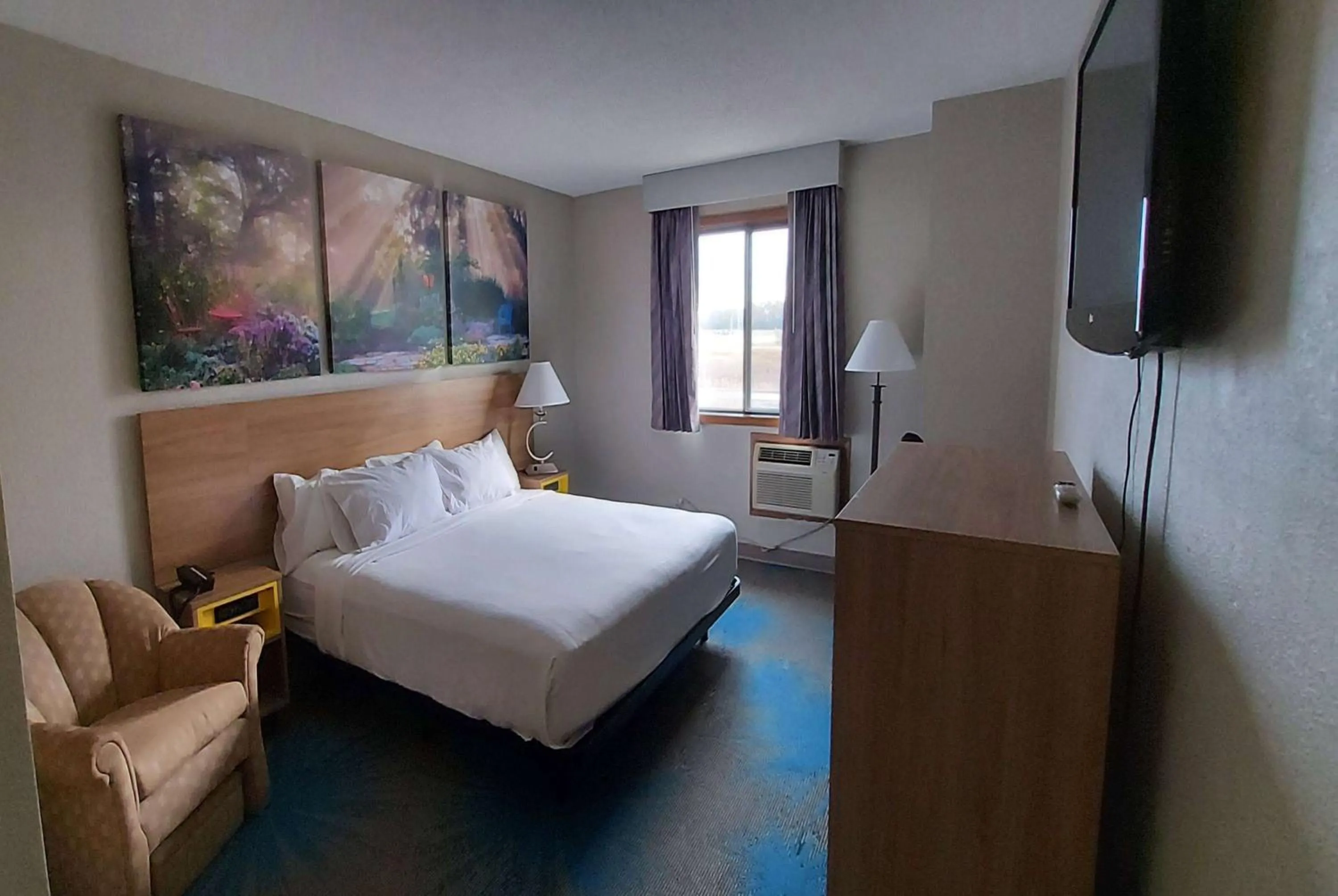 Photo of the whole room, Bed in Days Inn by Wyndham Willmar