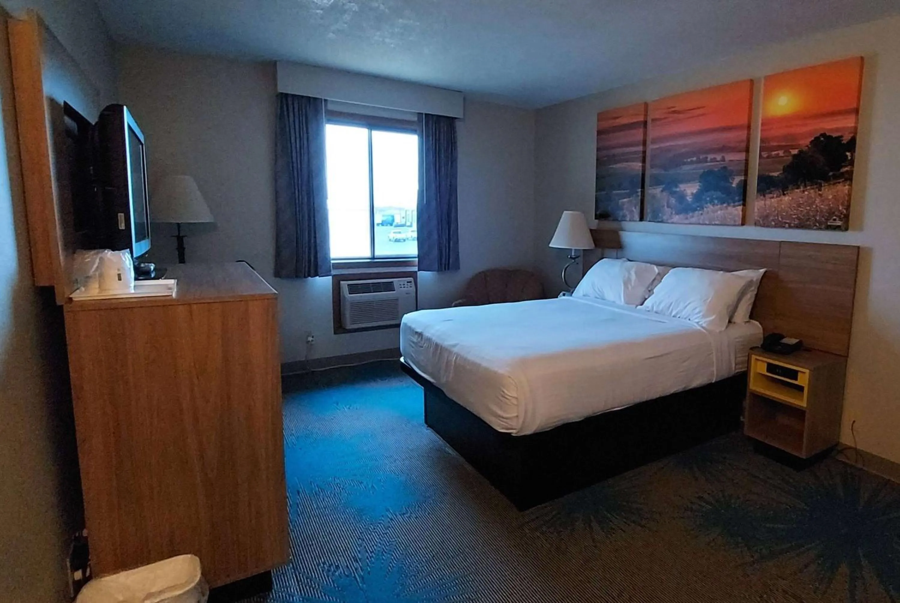 Photo of the whole room, Bed in Days Inn by Wyndham Willmar