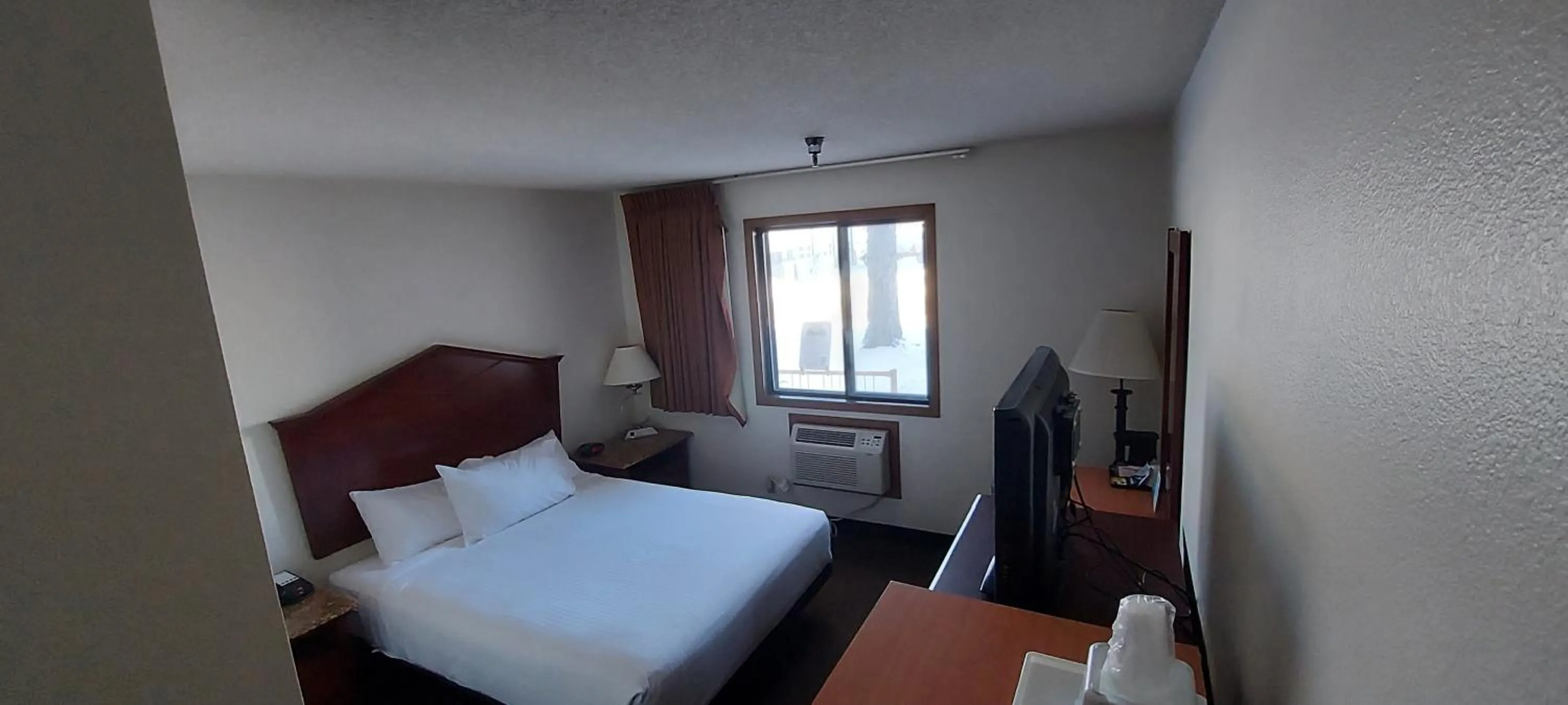 Photo of the whole room, Bed in Days Inn by Wyndham Willmar