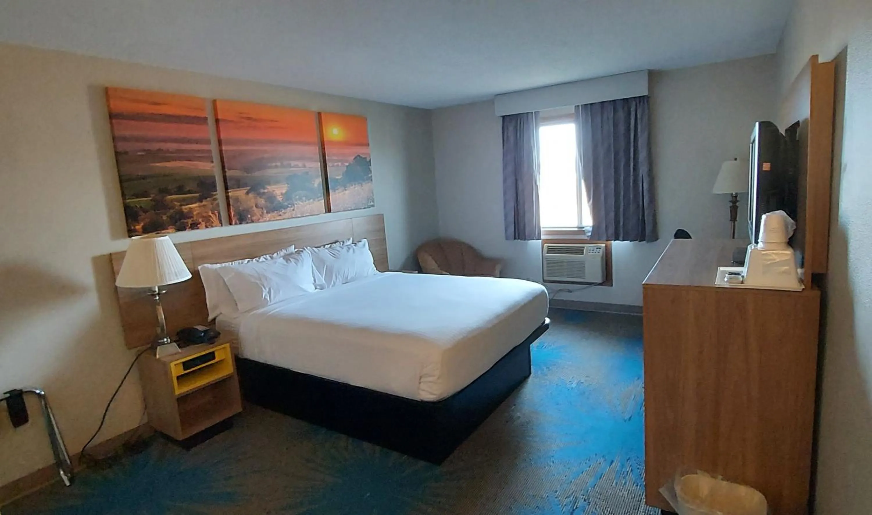 Bed in Days Inn by Wyndham Willmar