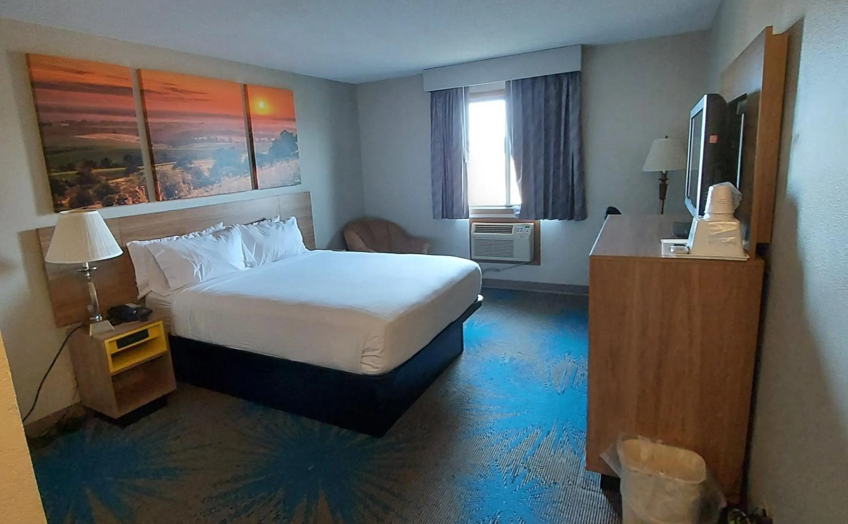 Bed in Days Inn by Wyndham Willmar