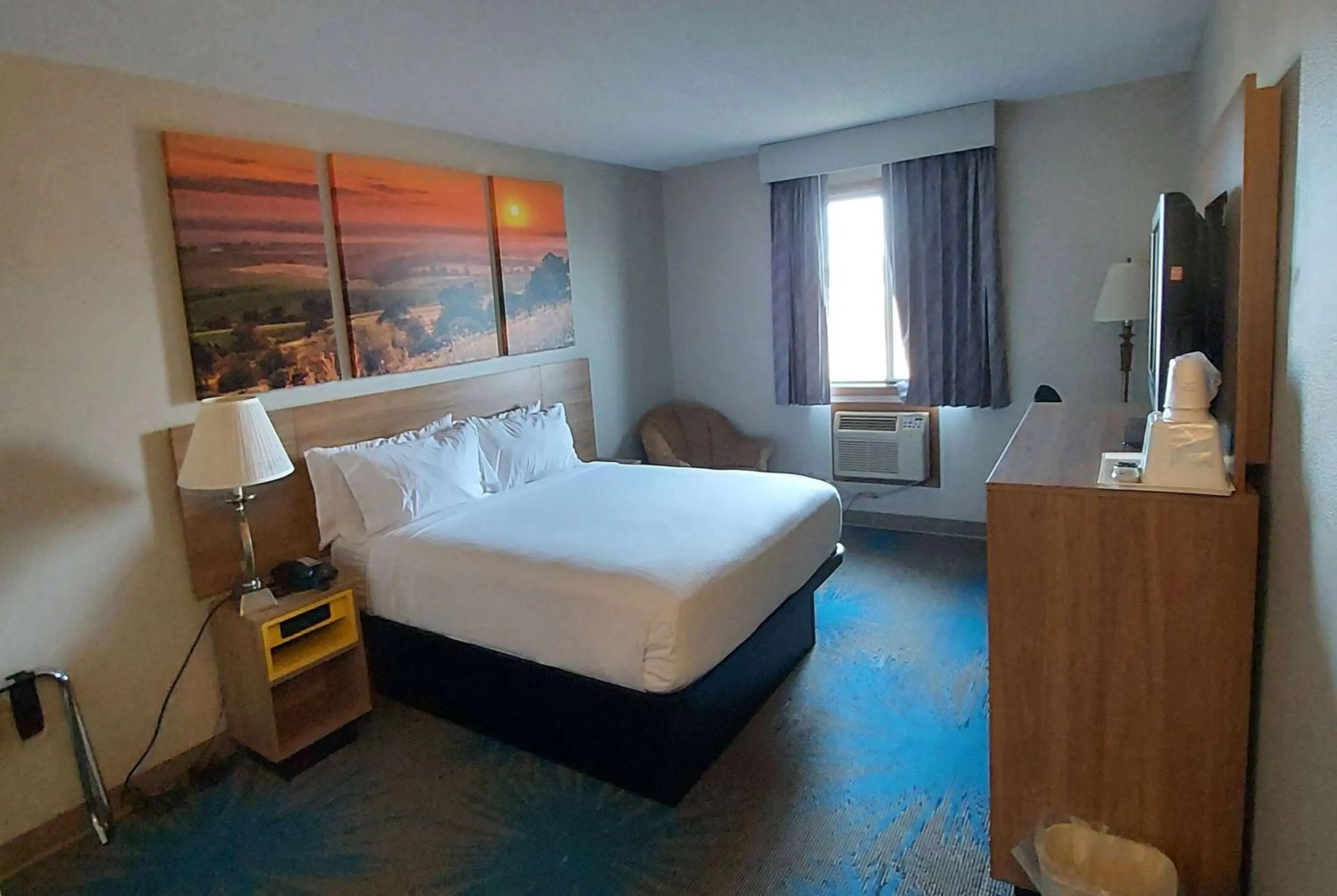 Photo of the whole room, Bed in Days Inn by Wyndham Willmar