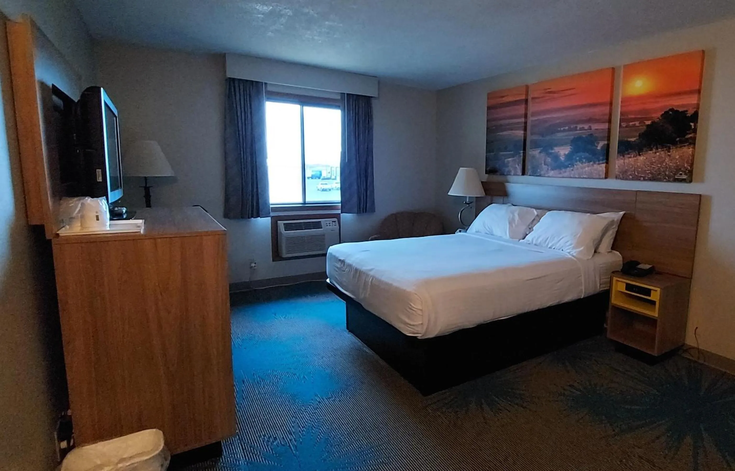 Bed in Days Inn by Wyndham Willmar