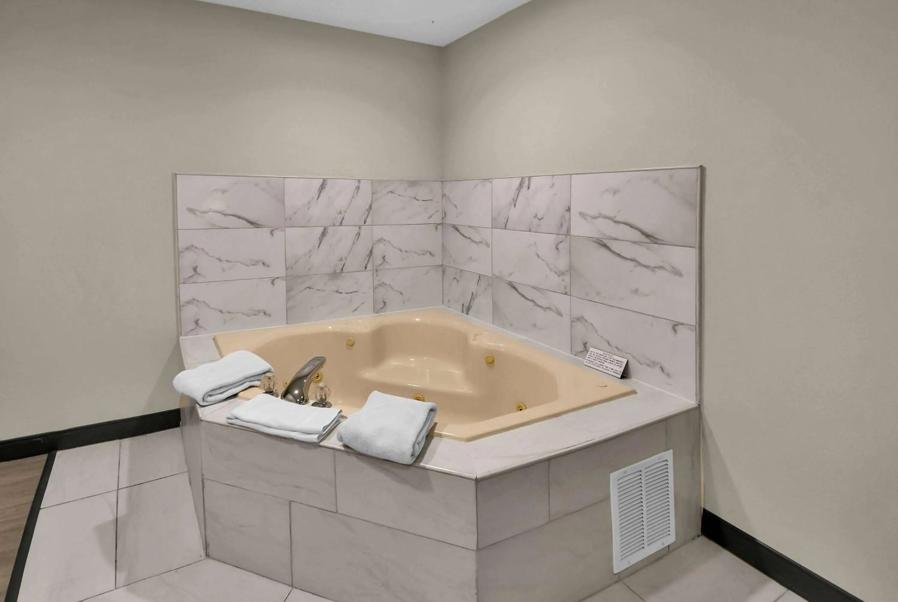 Photo of the whole room in Baymont by Wyndham Zanesville