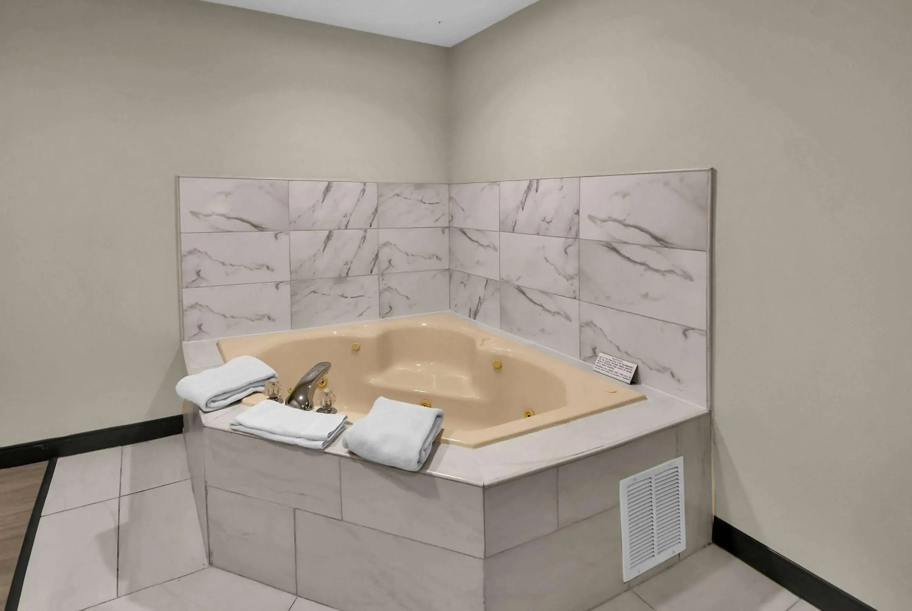 Photo of the whole room in Baymont by Wyndham Zanesville Photo of the whole room in Baymont by Wyndham Zanesville