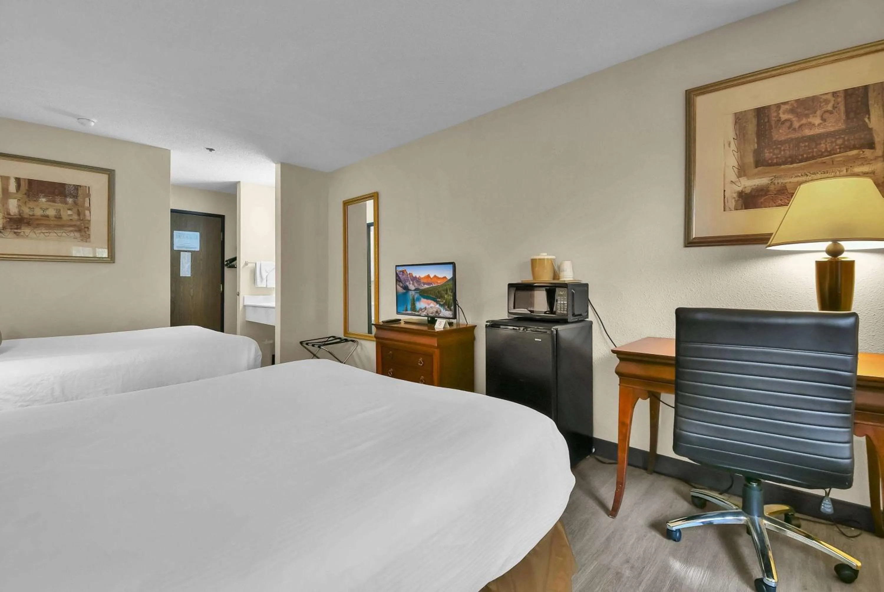 Photo of the whole room, Bed in Baymont by Wyndham Zanesville