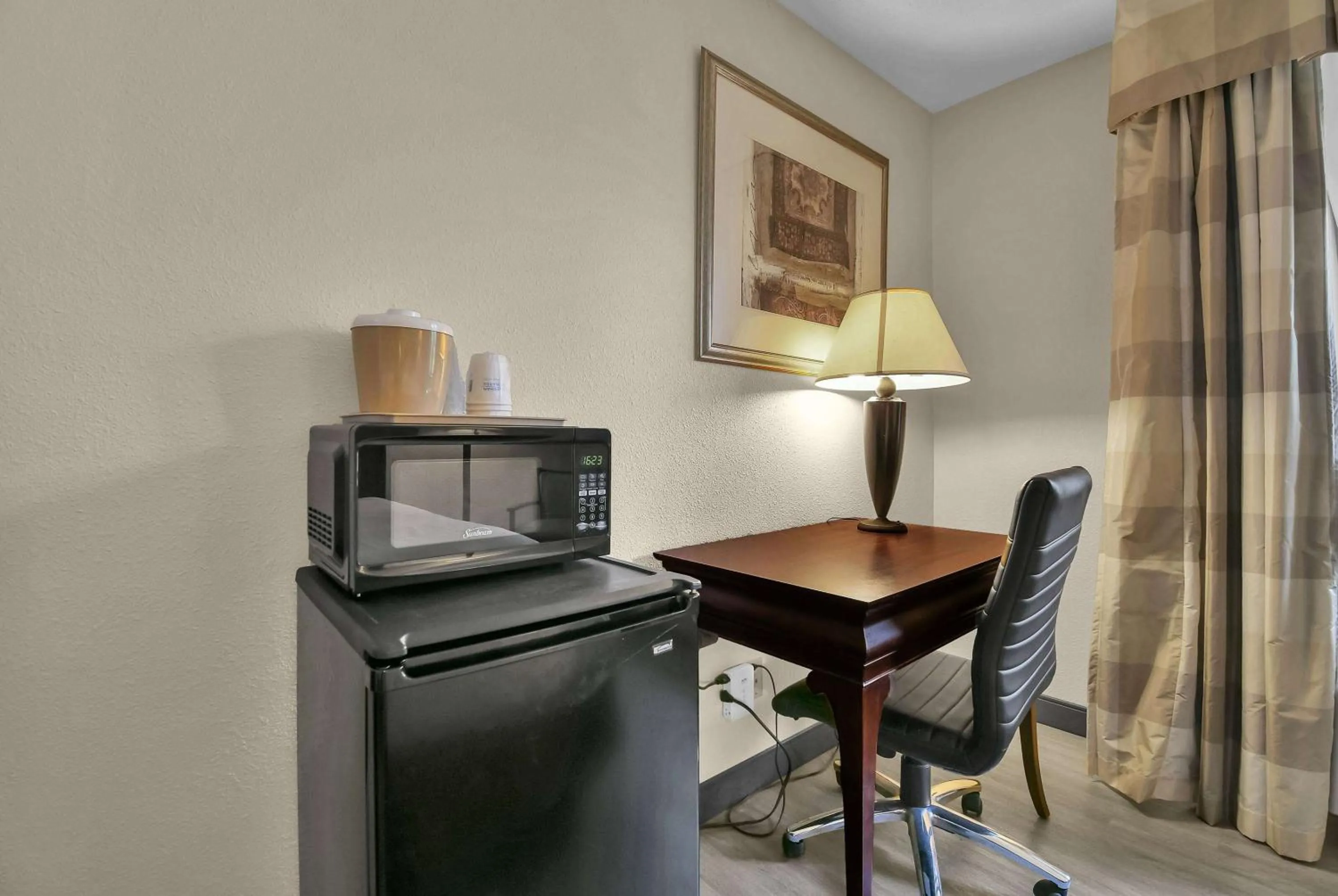 Photo of the whole room in Baymont by Wyndham Zanesville