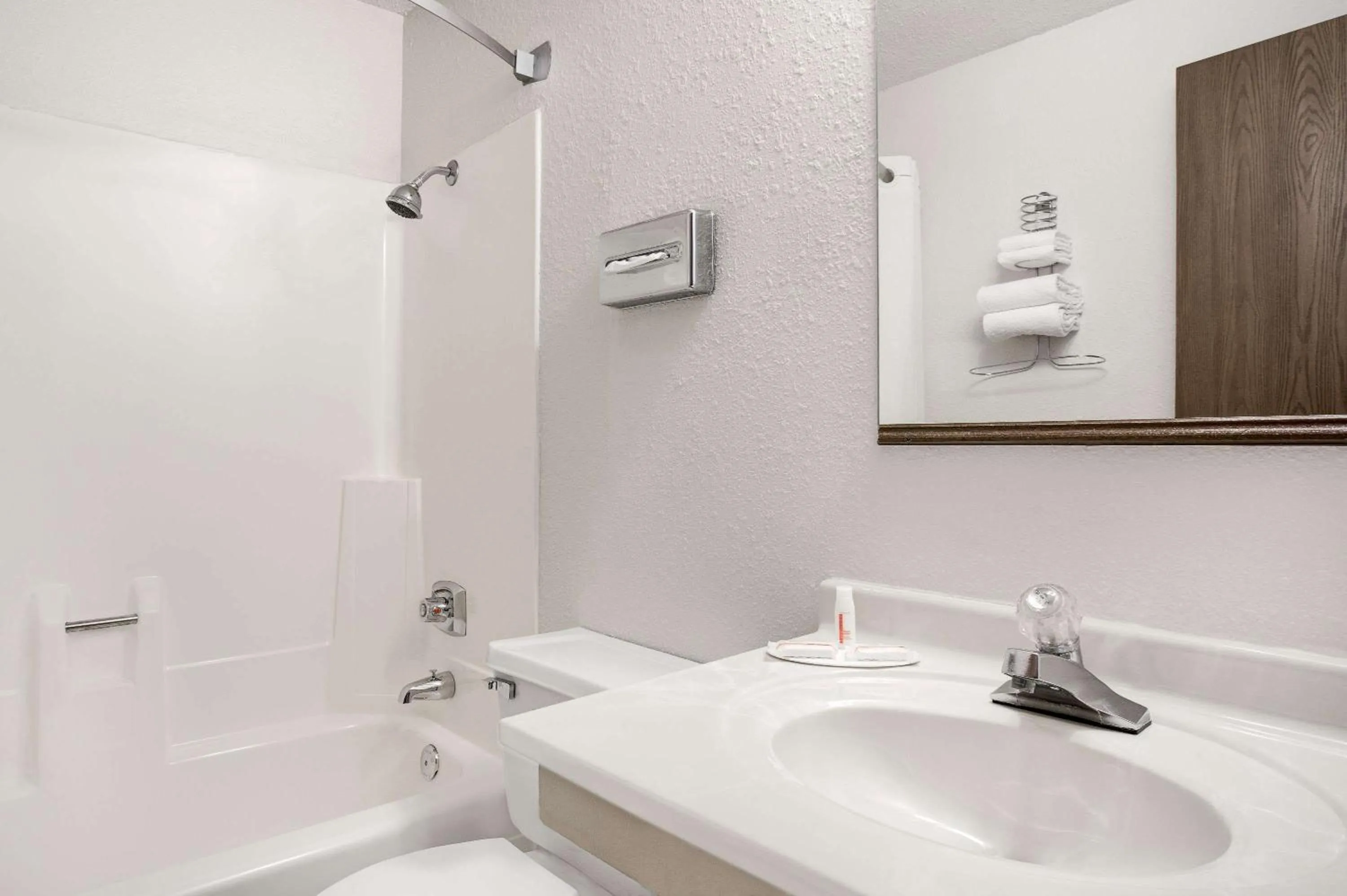 Photo of the whole room in Super 8 by Wyndham Willmar