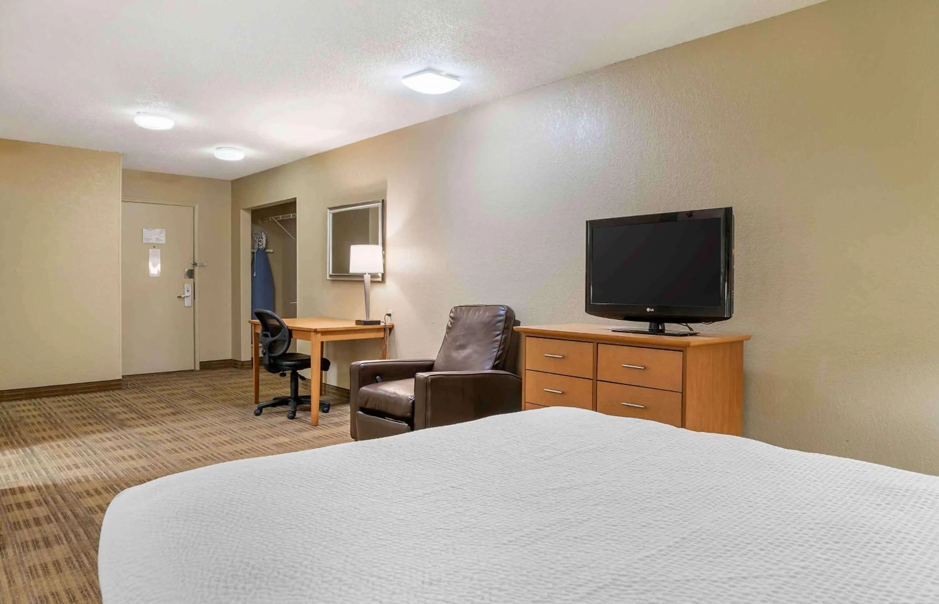 Bedroom, Bed in Extended Stay America Select Suites - Detroit - Warren