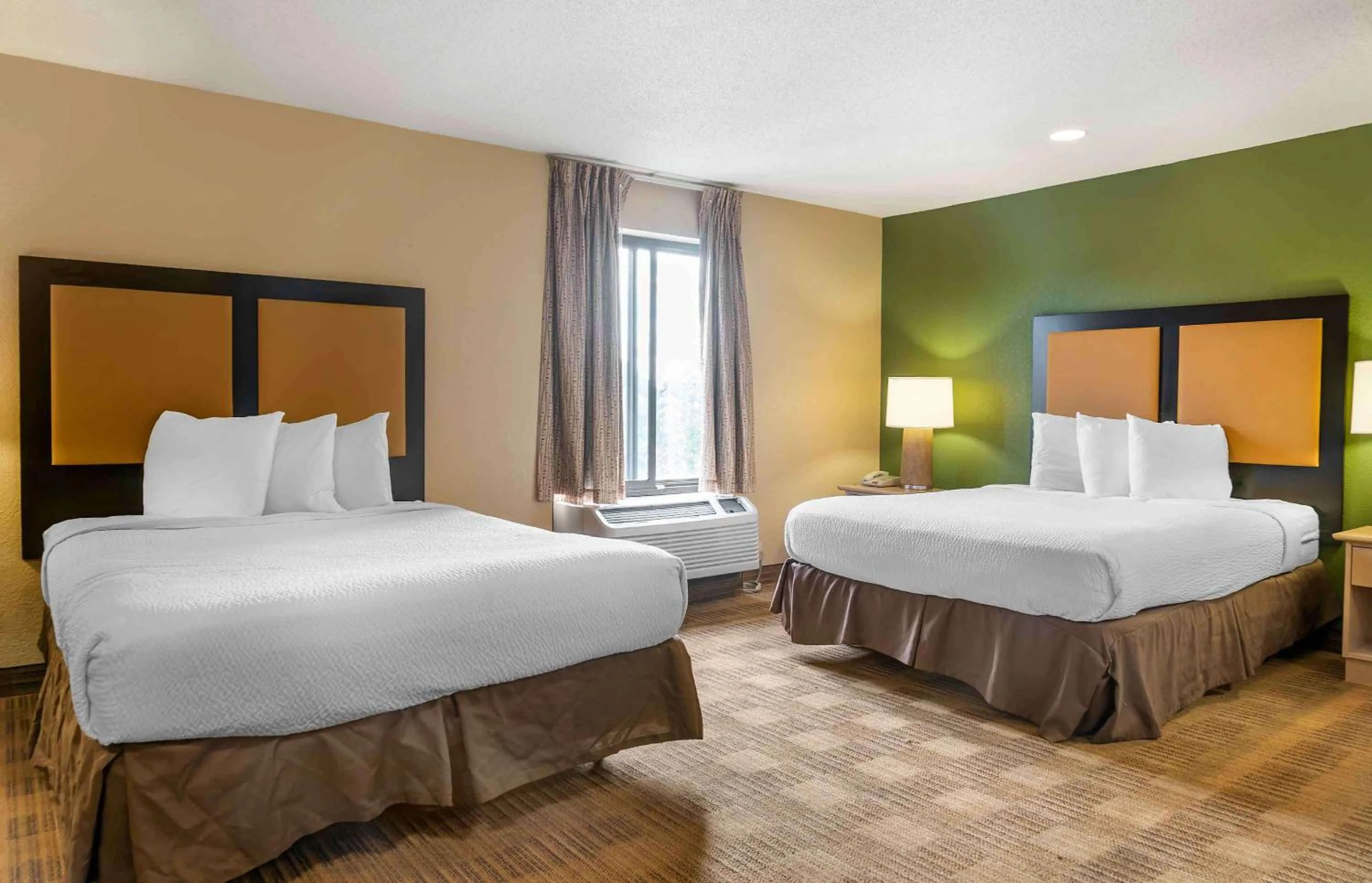 Bedroom, Bed in Extended Stay America Select Suites - Detroit - Warren