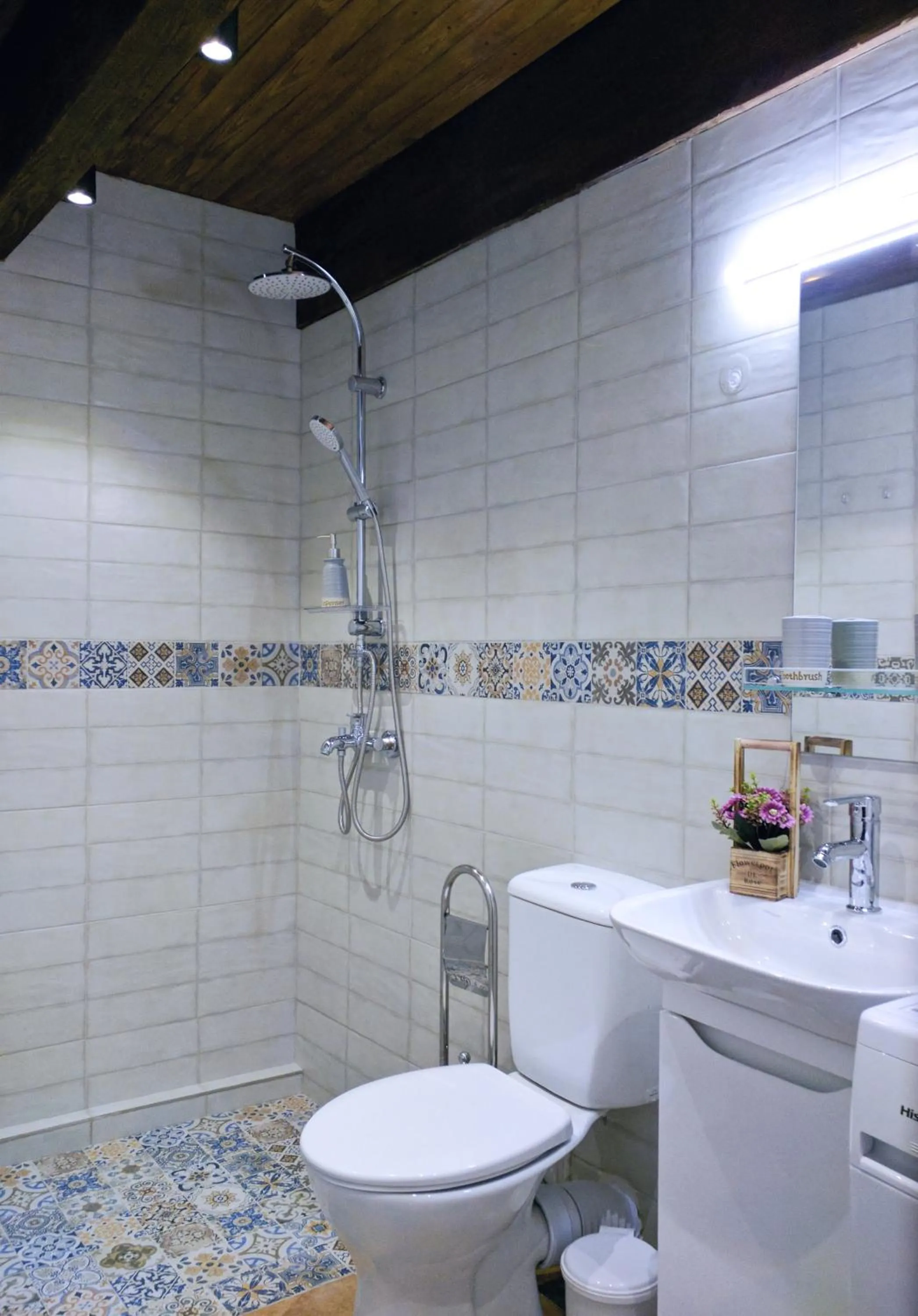 Shower in Cozy Studios on Freedom Square