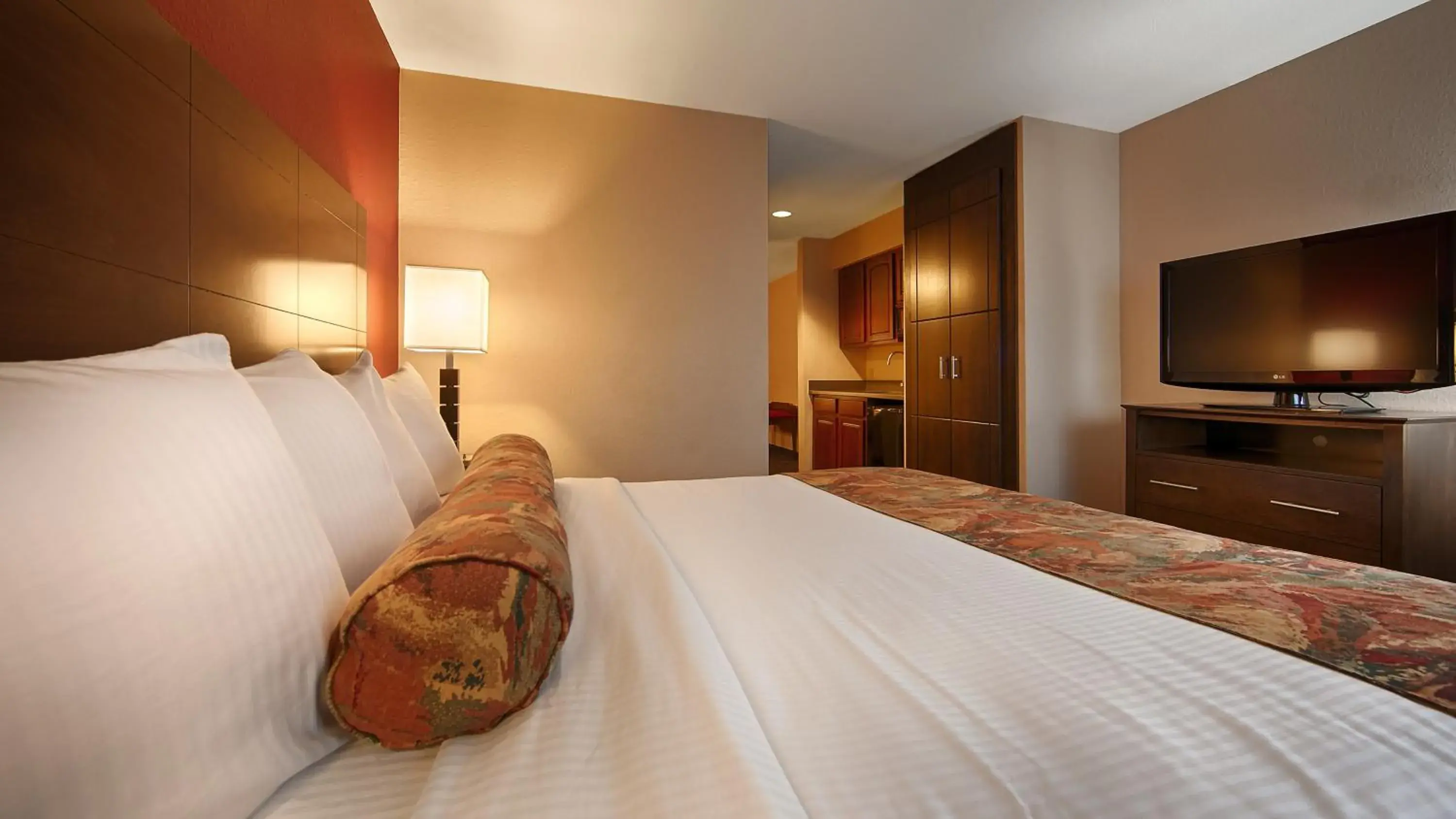 Bedroom, Bed in Best Western Plus Brandywine Inn & Suites Bedroom, Bed in Best Western Plus Brandywine Inn & Suites