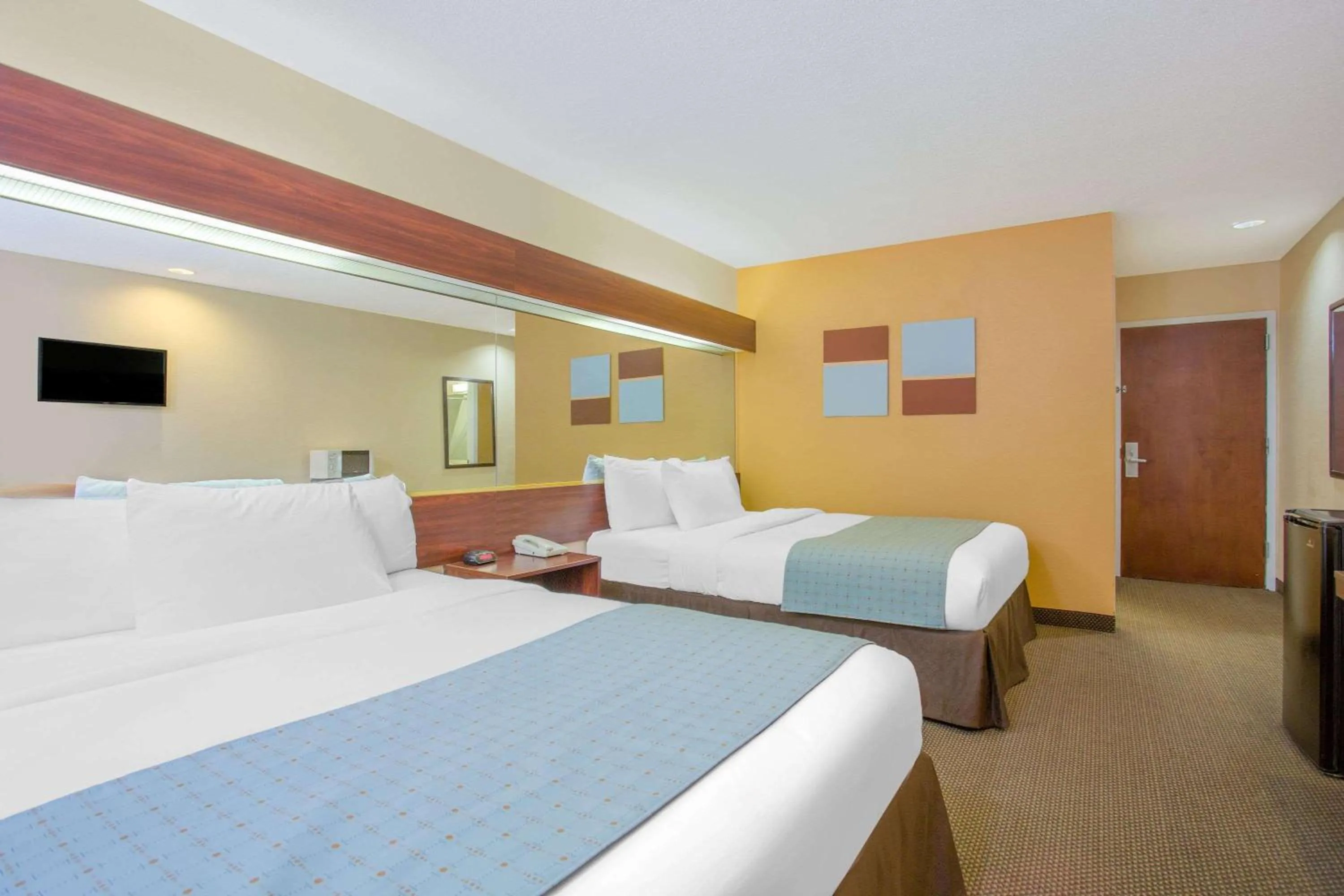 Photo of the whole room, Bed in Microtel Inn & Suites by Wyndham Kannapolis/Concord