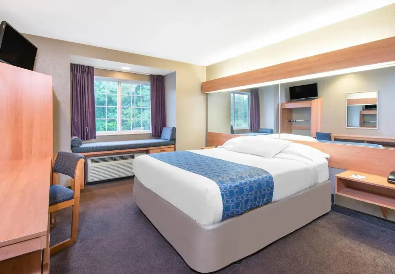 Bedroom, Bed in Microtel Inn & Suites by Wyndham Hazelton/Bruceton Mills Bedroom, Bed in Microtel Inn & Suites by Wyndham Hazelton/Bruceton Mills
