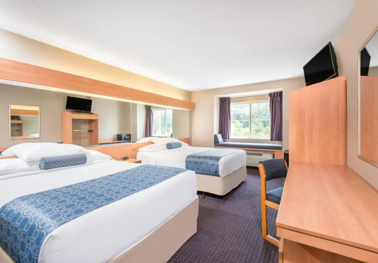 Bedroom, Bed in Microtel Inn & Suites by Wyndham Hazelton/Bruceton Mills Bedroom, Bed in Microtel Inn & Suites by Wyndham Hazelton/Bruceton Mills