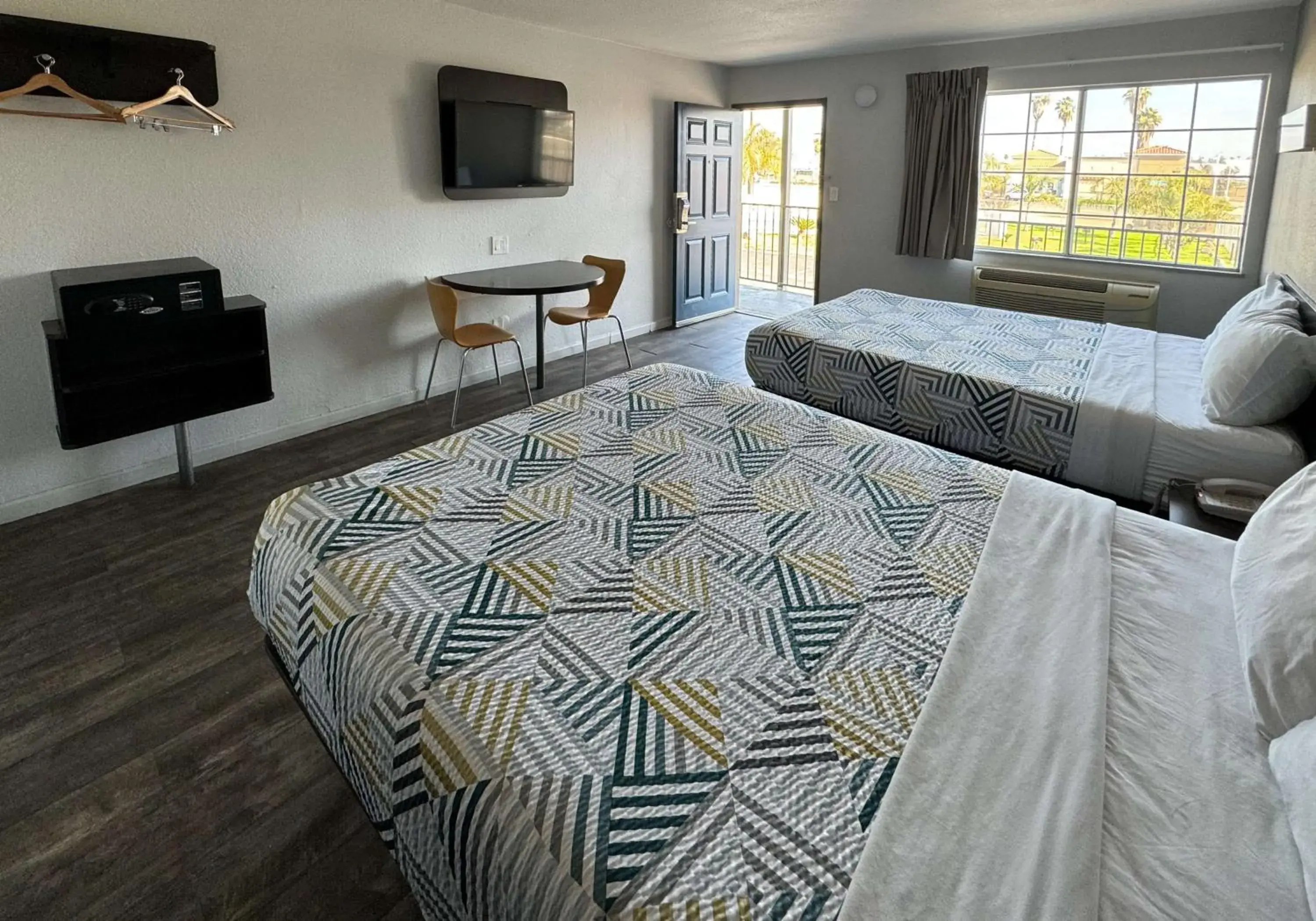 Deluxe Queen Room with Two Queen Beds - Non-Smoking in Motel 6-Delano, CA Deluxe Queen Room with Two Queen Beds - Non-Smoking in Motel 6-Delano, CA