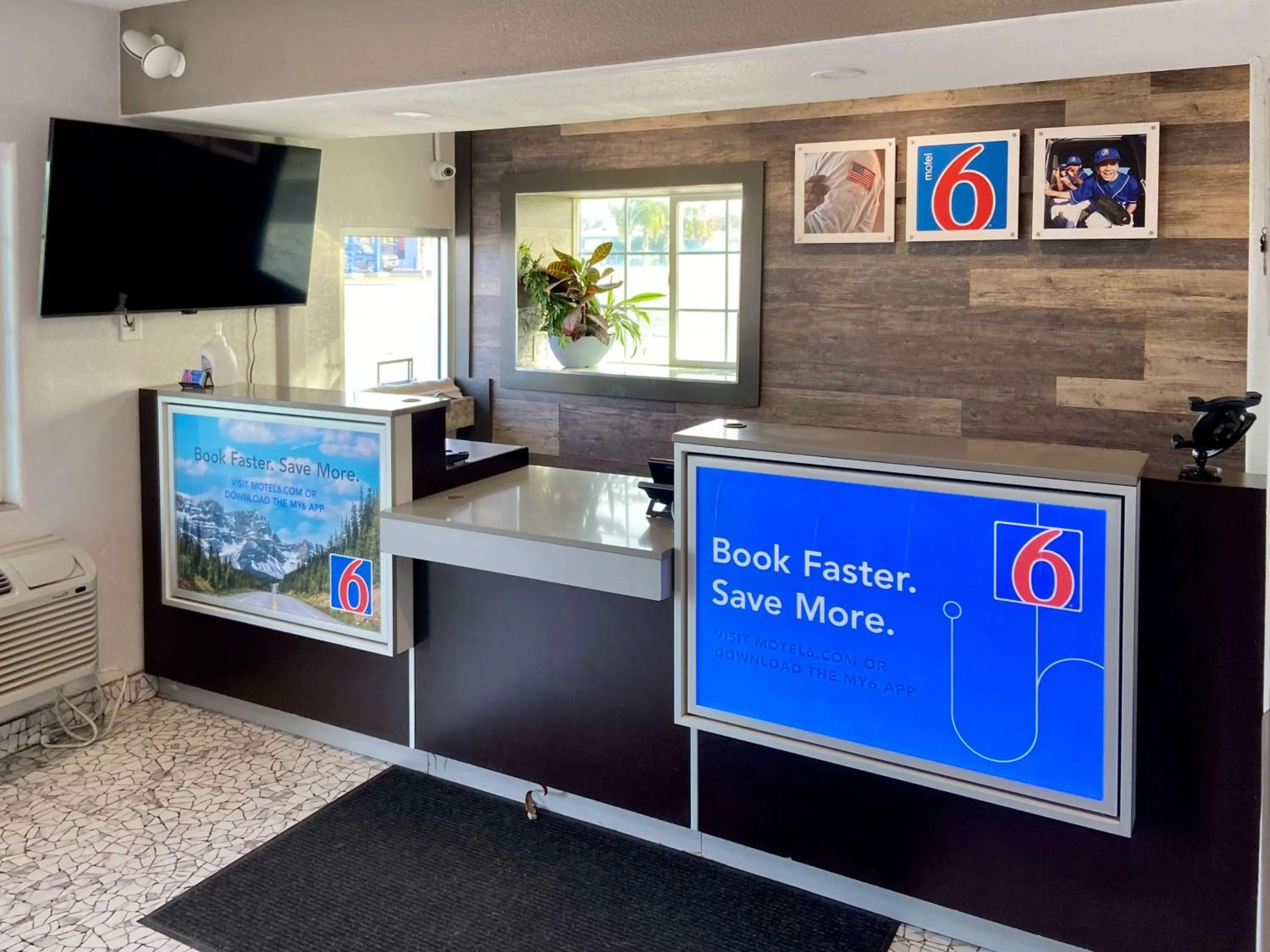 Lobby or reception in Motel 6-Delano, CA